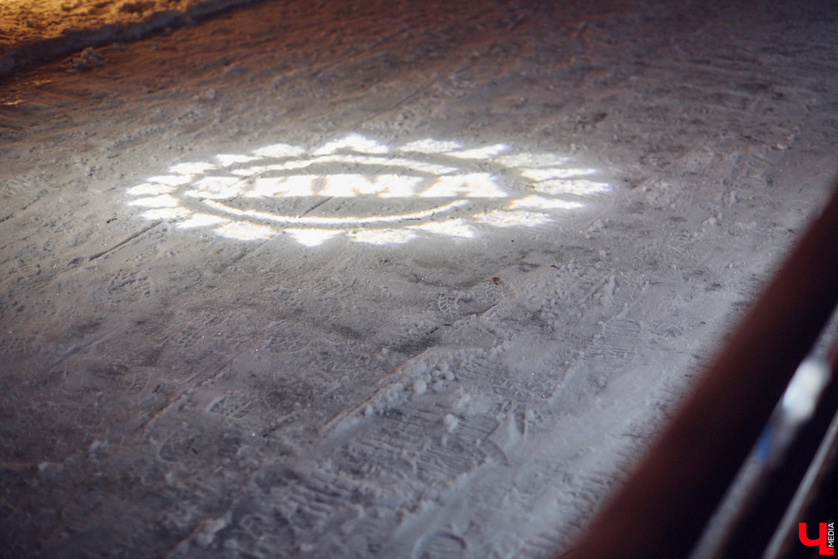 В центре Владимира установили новогоднюю композицию из ландшафтных светильников. Необычный арт-объект появился возле Золотых ворот, издалека он напоминает ледяные скульптуры. Подарил заснеженный лес городу неизвестный спонсор.