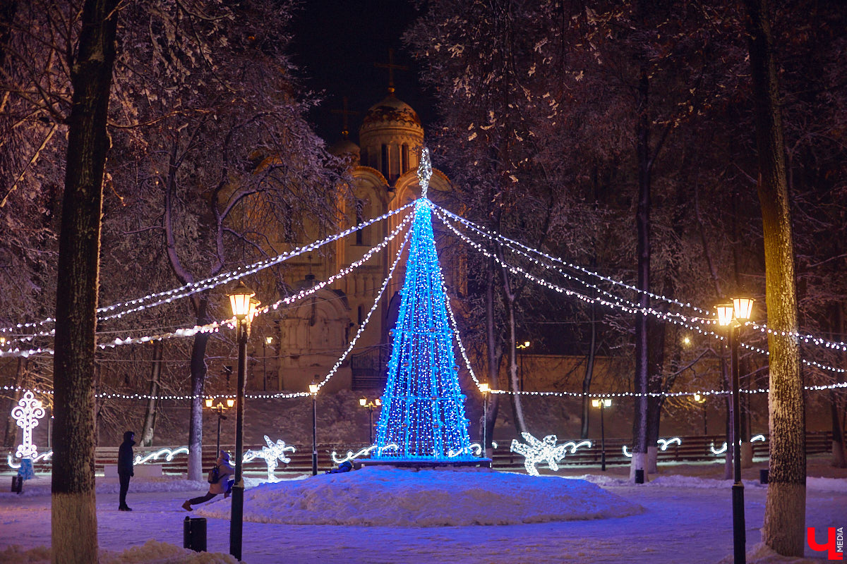В центре Владимира установили новогоднюю композицию из ландшафтных светильников. Необычный арт-объект появился возле Золотых ворот, издалека он напоминает ледяные скульптуры. Подарил заснеженный лес городу неизвестный спонсор.
