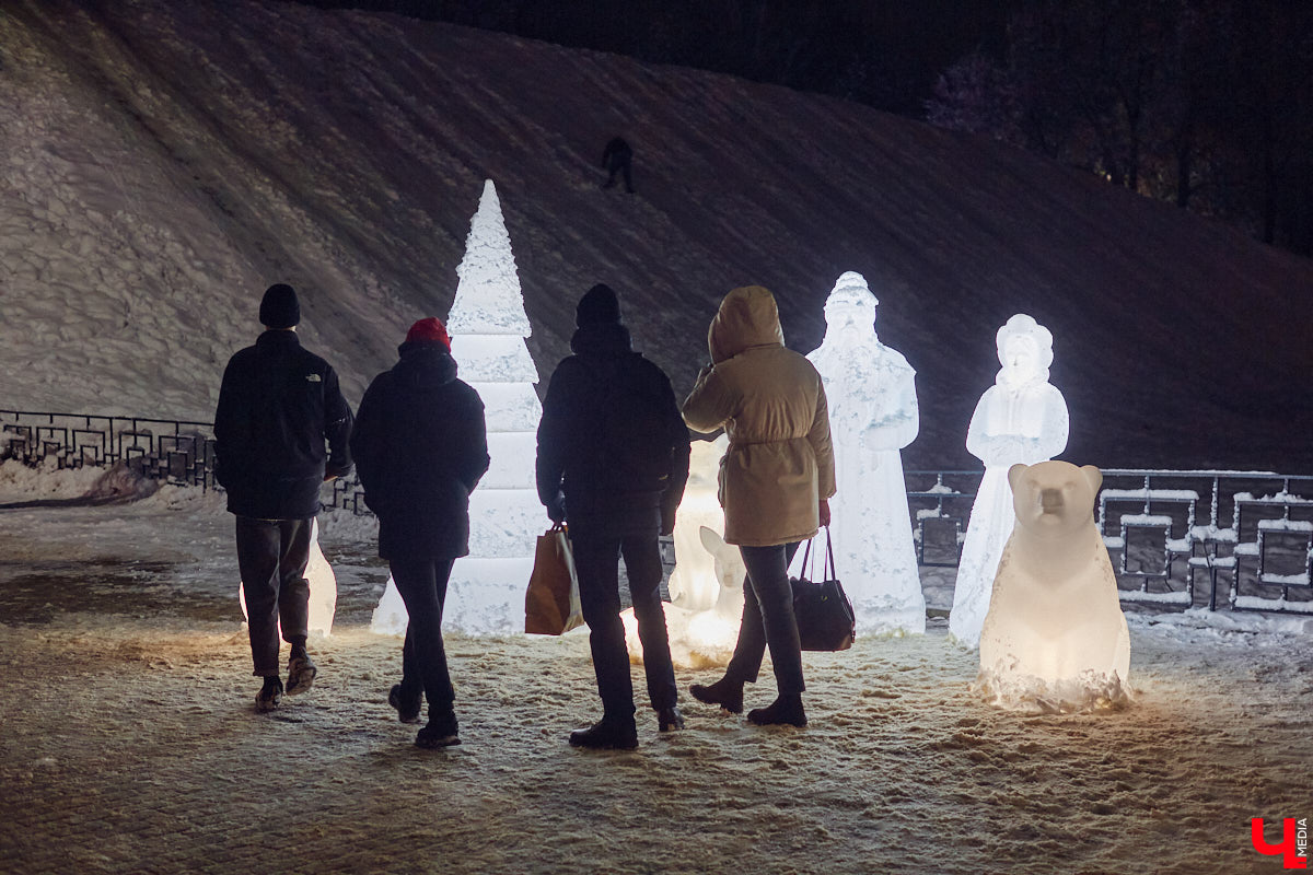 В центре Владимира установили новогоднюю композицию из ландшафтных светильников. Необычный арт-объект появился возле Золотых ворот, издалека он напоминает ледяные скульптуры. Подарил заснеженный лес городу неизвестный спонсор.
