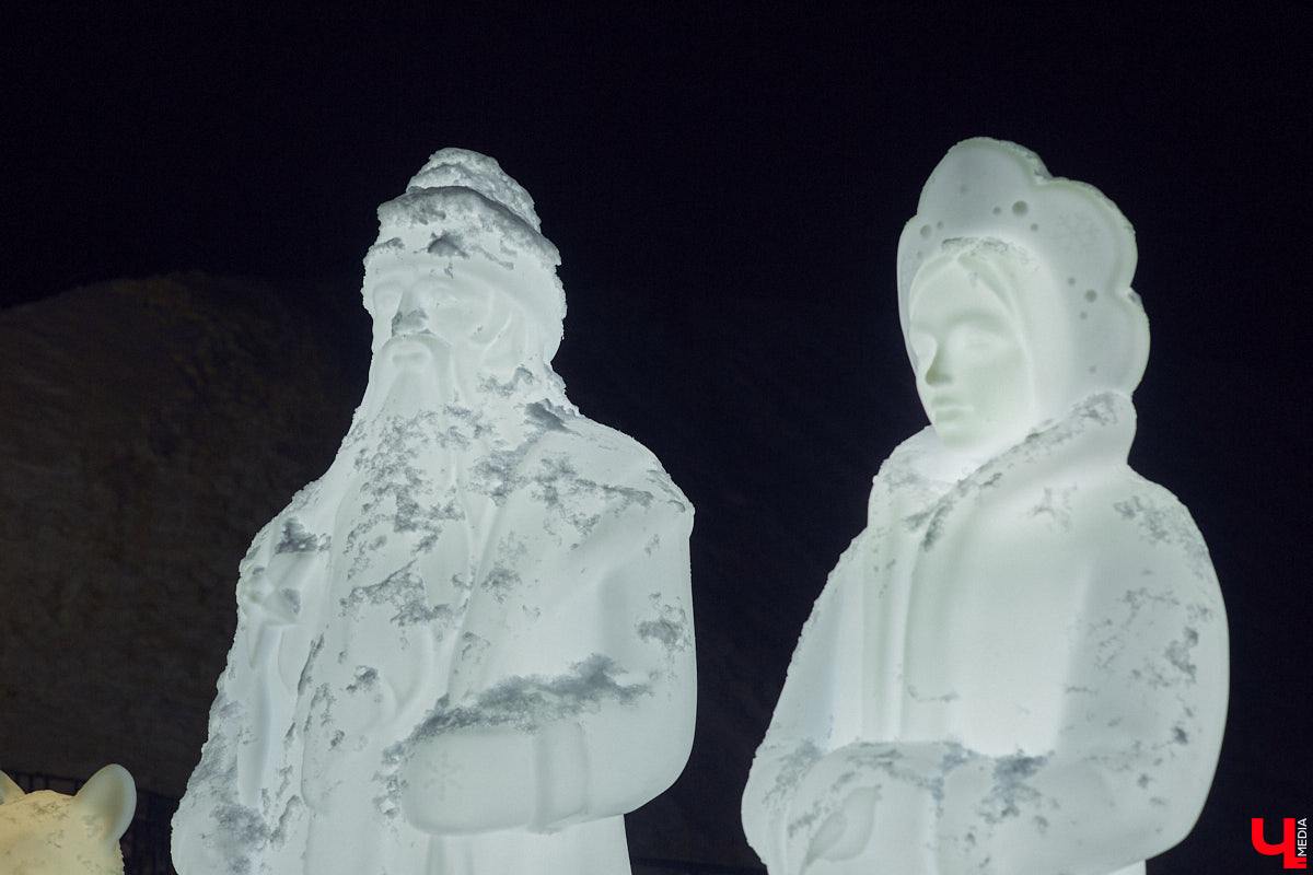 В центре Владимира установили новогоднюю композицию из ландшафтных светильников. Необычный арт-объект появился возле Золотых ворот, издалека он напоминает ледяные скульптуры. Подарил заснеженный лес городу неизвестный спонсор.