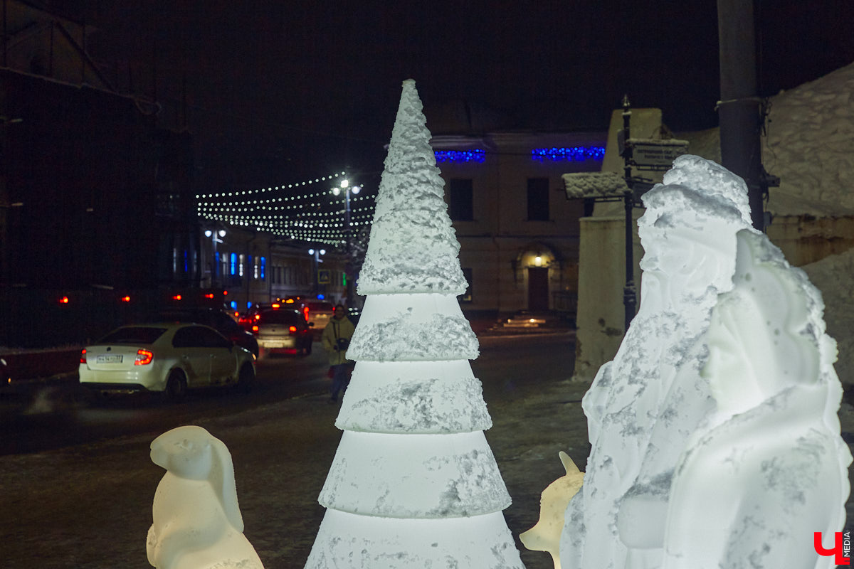 В центре Владимира установили новогоднюю композицию из ландшафтных светильников. Необычный арт-объект появился возле Золотых ворот, издалека он напоминает ледяные скульптуры. Подарил заснеженный лес городу неизвестный спонсор.