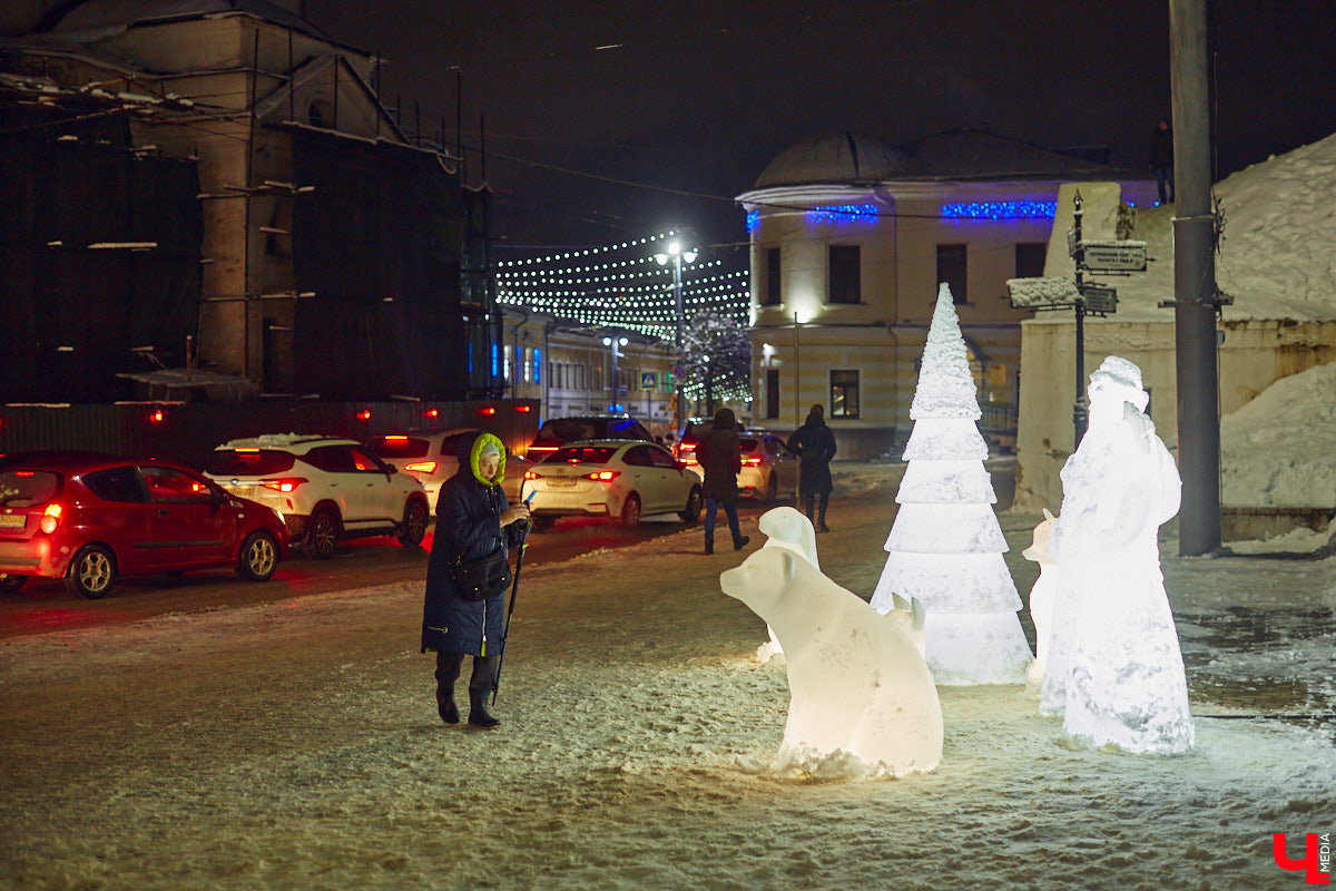 В центре Владимира установили новогоднюю композицию из ландшафтных светильников. Необычный арт-объект появился возле Золотых ворот, издалека он напоминает ледяные скульптуры. Подарил заснеженный лес городу неизвестный спонсор.