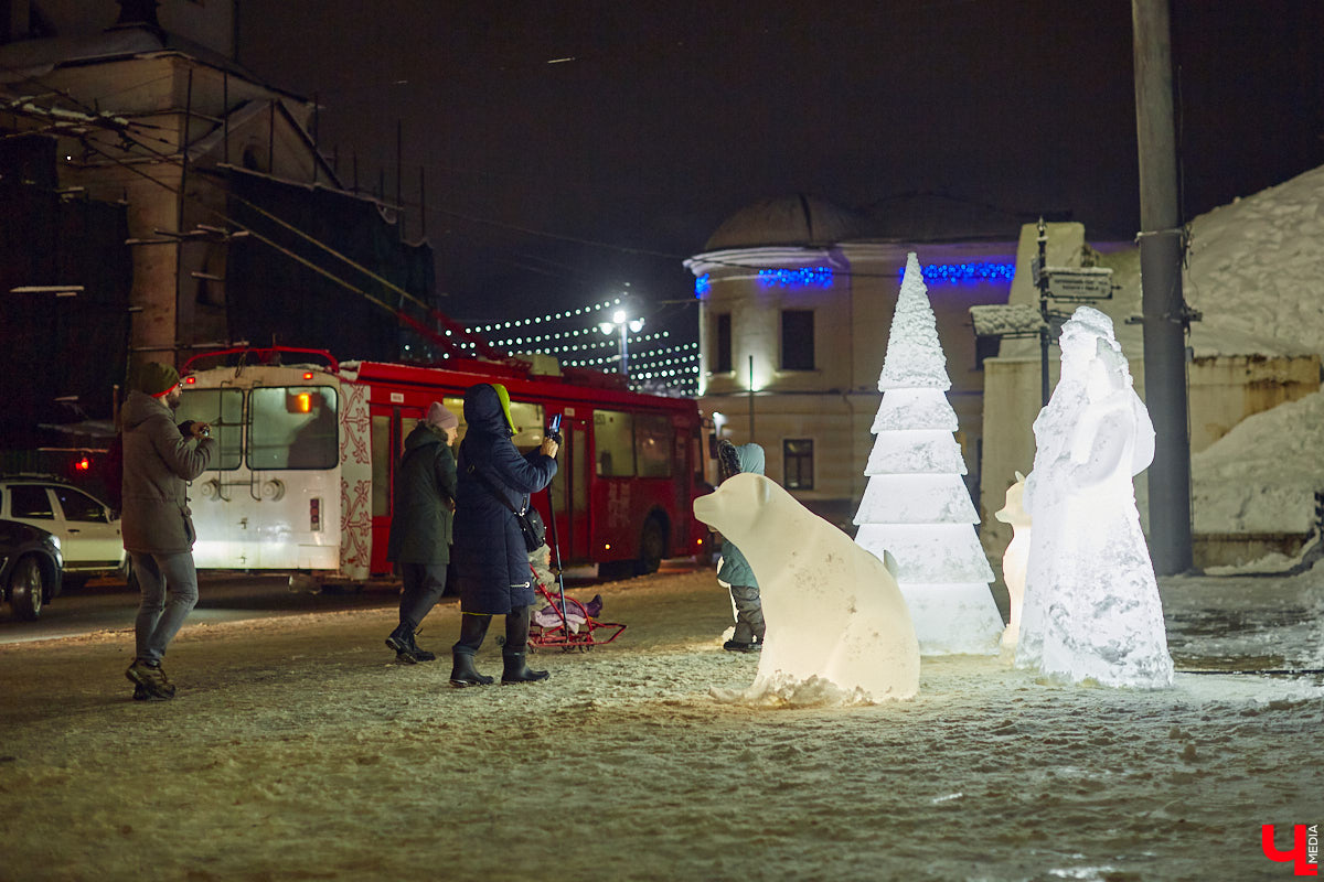 В центре Владимира установили новогоднюю композицию из ландшафтных светильников. Необычный арт-объект появился возле Золотых ворот, издалека он напоминает ледяные скульптуры. Подарил заснеженный лес городу неизвестный спонсор.