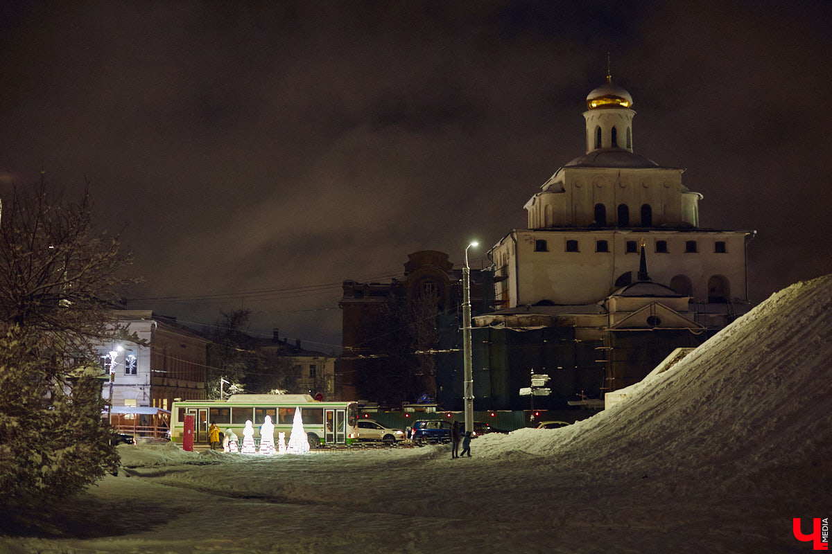 В центре Владимира установили новогоднюю композицию из ландшафтных светильников. Необычный арт-объект появился возле Золотых ворот, издалека он напоминает ледяные скульптуры. Подарил заснеженный лес городу неизвестный спонсор.