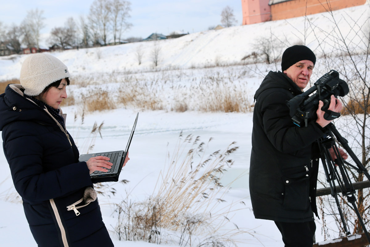 На носу у Суздаля еще одна весомая дата — 60 лет работы в кино. Дебютировал он в 1964 году сразу с тремя шедеврами. О том, как провинциальный город стал одной из крупнейших съемочных площадок, решила рассказать команда из Москвы. Ребята создали документальный фильм и поделились подробностями о нем с нашим изданием.