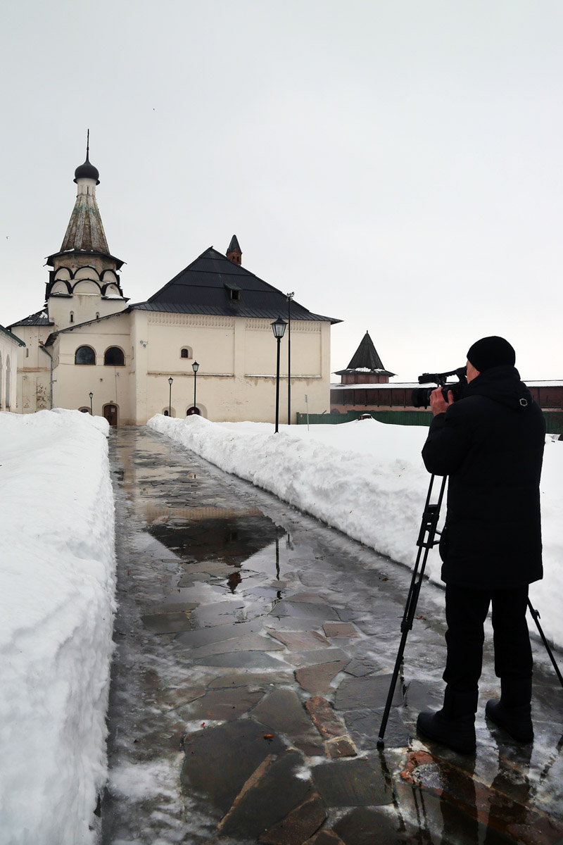 На носу у Суздаля еще одна весомая дата — 60 лет работы в кино. Дебютировал он в 1964 году сразу с тремя шедеврами. О том, как провинциальный город стал одной из крупнейших съемочных площадок, решила рассказать команда из Москвы. Ребята создали документальный фильм и поделились подробностями о нем с нашим изданием.