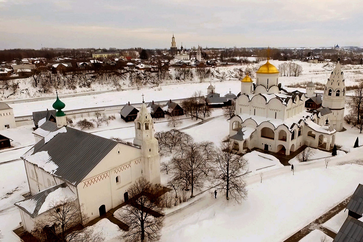 На носу у Суздаля еще одна весомая дата — 60 лет работы в кино. Дебютировал он в 1964 году сразу с тремя шедеврами. О том, как провинциальный город стал одной из крупнейших съемочных площадок, решила рассказать команда из Москвы. Ребята создали документальный фильм и поделились подробностями о нем с нашим изданием.