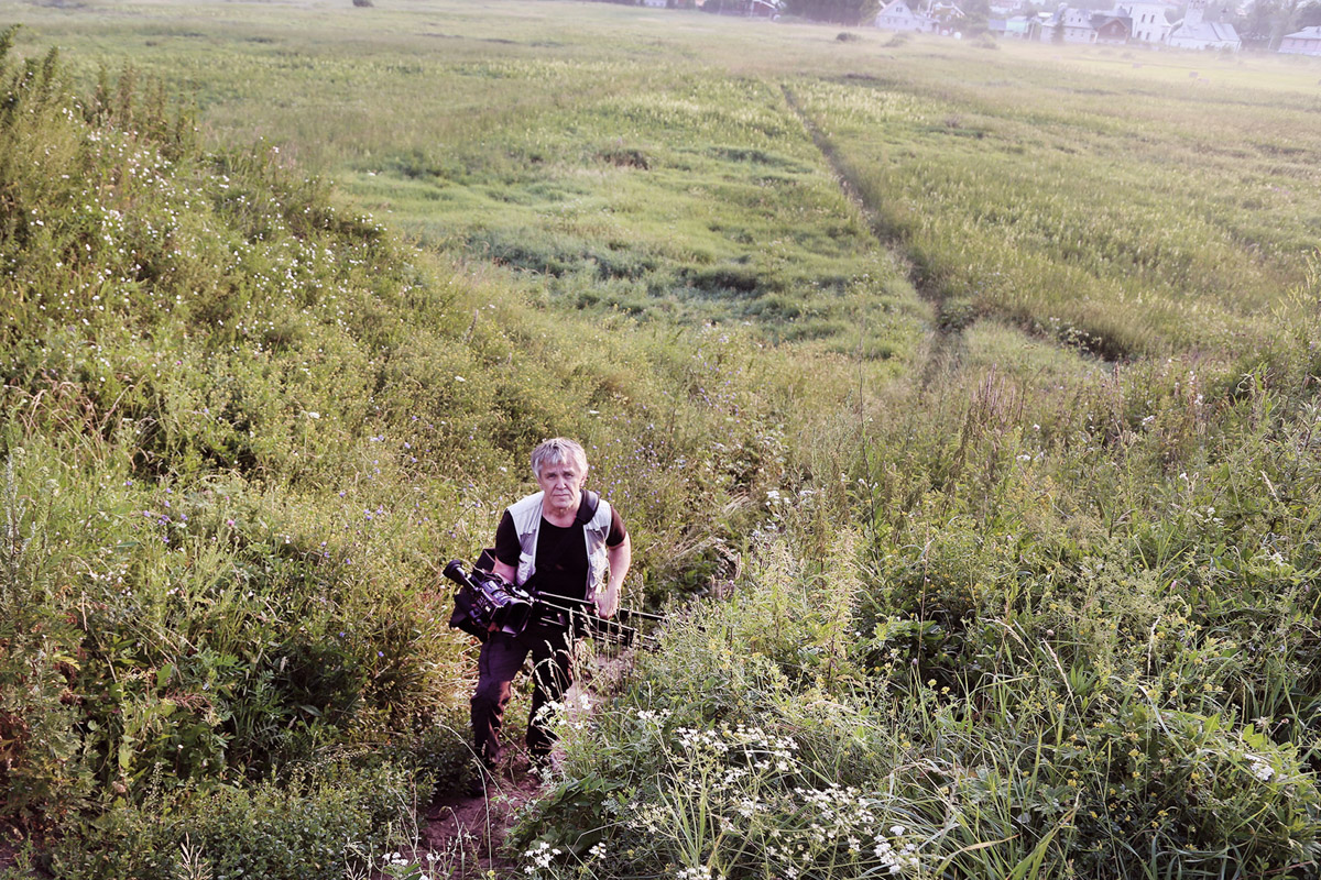 На носу у Суздаля еще одна весомая дата — 60 лет работы в кино. Дебютировал он в 1964 году сразу с тремя шедеврами. О том, как провинциальный город стал одной из крупнейших съемочных площадок, решила рассказать команда из Москвы. Ребята создали документальный фильм и поделились подробностями о нем с нашим изданием.