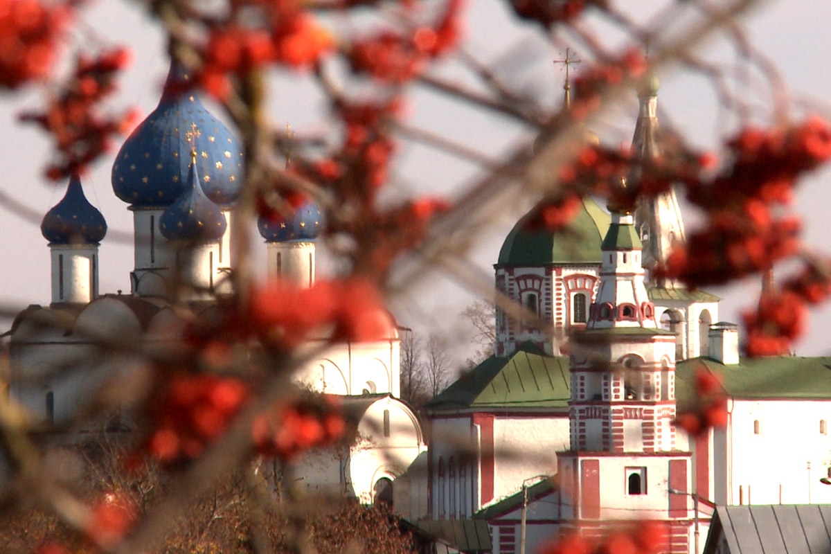 На носу у Суздаля еще одна весомая дата — 60 лет работы в кино. Дебютировал он в 1964 году сразу с тремя шедеврами. О том, как провинциальный город стал одной из крупнейших съемочных площадок, решила рассказать команда из Москвы. Ребята создали документальный фильм и поделились подробностями о нем с нашим изданием.