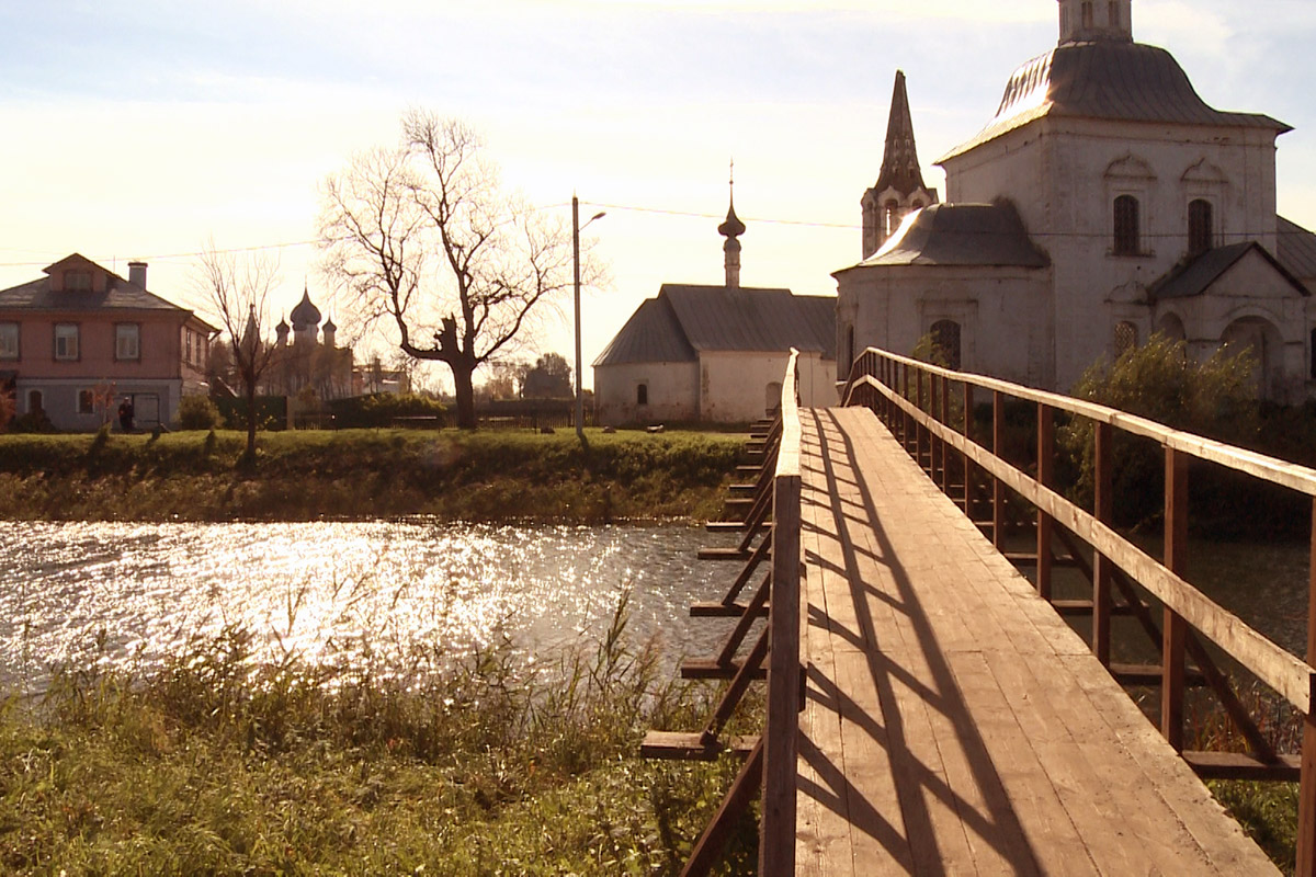 На носу у Суздаля еще одна весомая дата — 60 лет работы в кино. Дебютировал он в 1964 году сразу с тремя шедеврами. О том, как провинциальный город стал одной из крупнейших съемочных площадок, решила рассказать команда из Москвы. Ребята создали документальный фильм и поделились подробностями о нем с нашим изданием.