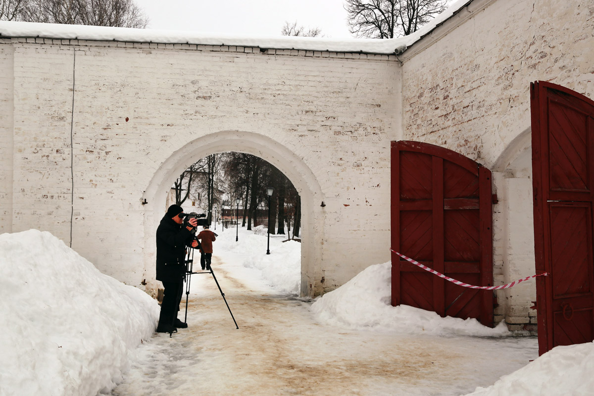 На носу у Суздаля еще одна весомая дата — 60 лет работы в кино. Дебютировал он в 1964 году сразу с тремя шедеврами. О том, как провинциальный город стал одной из крупнейших съемочных площадок, решила рассказать команда из Москвы. Ребята создали документальный фильм и поделились подробностями о нем с нашим изданием.