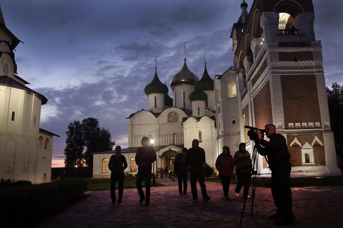 На носу у Суздаля еще одна весомая дата — 60 лет работы в кино. Дебютировал он в 1964 году сразу с тремя шедеврами. О том, как провинциальный город стал одной из крупнейших съемочных площадок, решила рассказать команда из Москвы. Ребята создали документальный фильм и поделились подробностями о нем с нашим изданием.