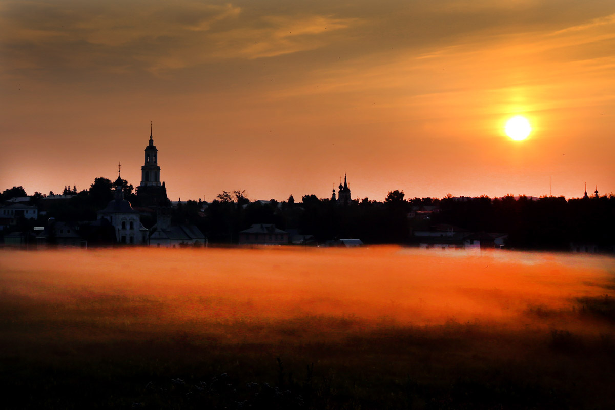 На носу у Суздаля еще одна весомая дата — 60 лет работы в кино. Дебютировал он в 1964 году сразу с тремя шедеврами. О том, как провинциальный город стал одной из крупнейших съемочных площадок, решила рассказать команда из Москвы. Ребята создали документальный фильм и поделились подробностями о нем с нашим изданием.