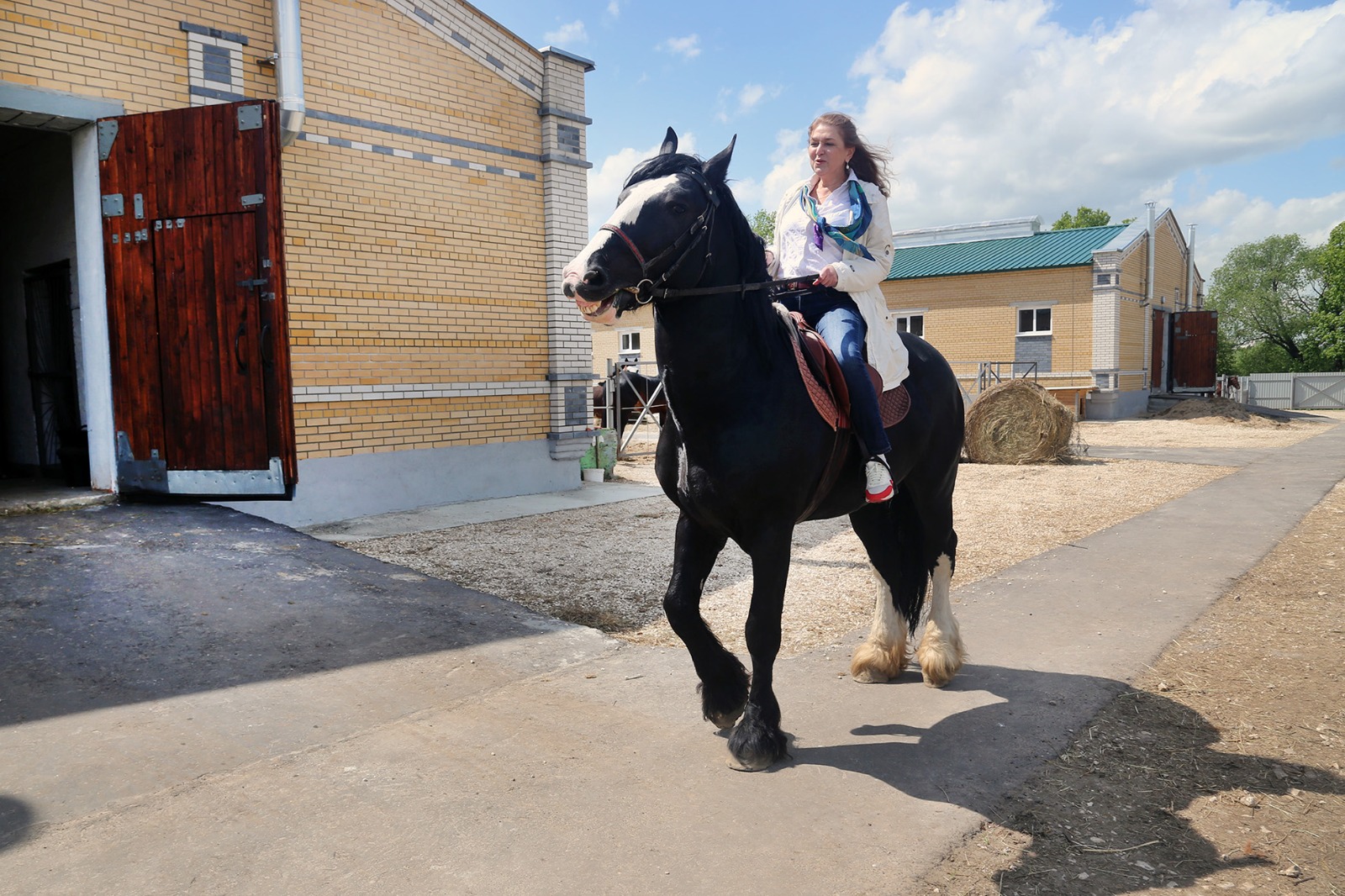 На носу у Суздаля еще одна весомая дата — 60 лет работы в кино. Дебютировал он в 1964 году сразу с тремя шедеврами. О том, как провинциальный город стал одной из крупнейших съемочных площадок, решила рассказать команда из Москвы. Ребята создали документальный фильм и поделились подробностями о нем с нашим изданием.