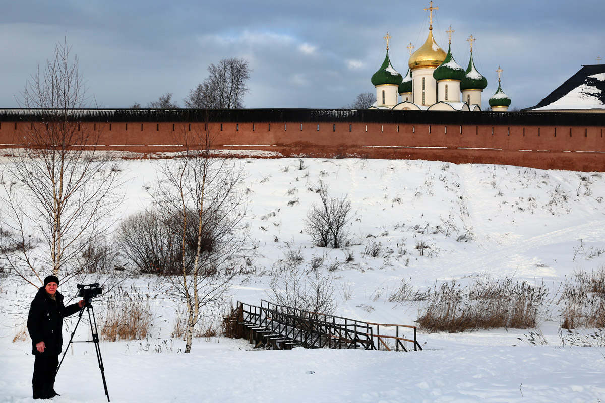 На носу у Суздаля еще одна весомая дата — 60 лет работы в кино. Дебютировал он в 1964 году сразу с тремя шедеврами. О том, как провинциальный город стал одной из крупнейших съемочных площадок, решила рассказать команда из Москвы. Ребята создали документальный фильм и поделились подробностями о нем с нашим изданием.