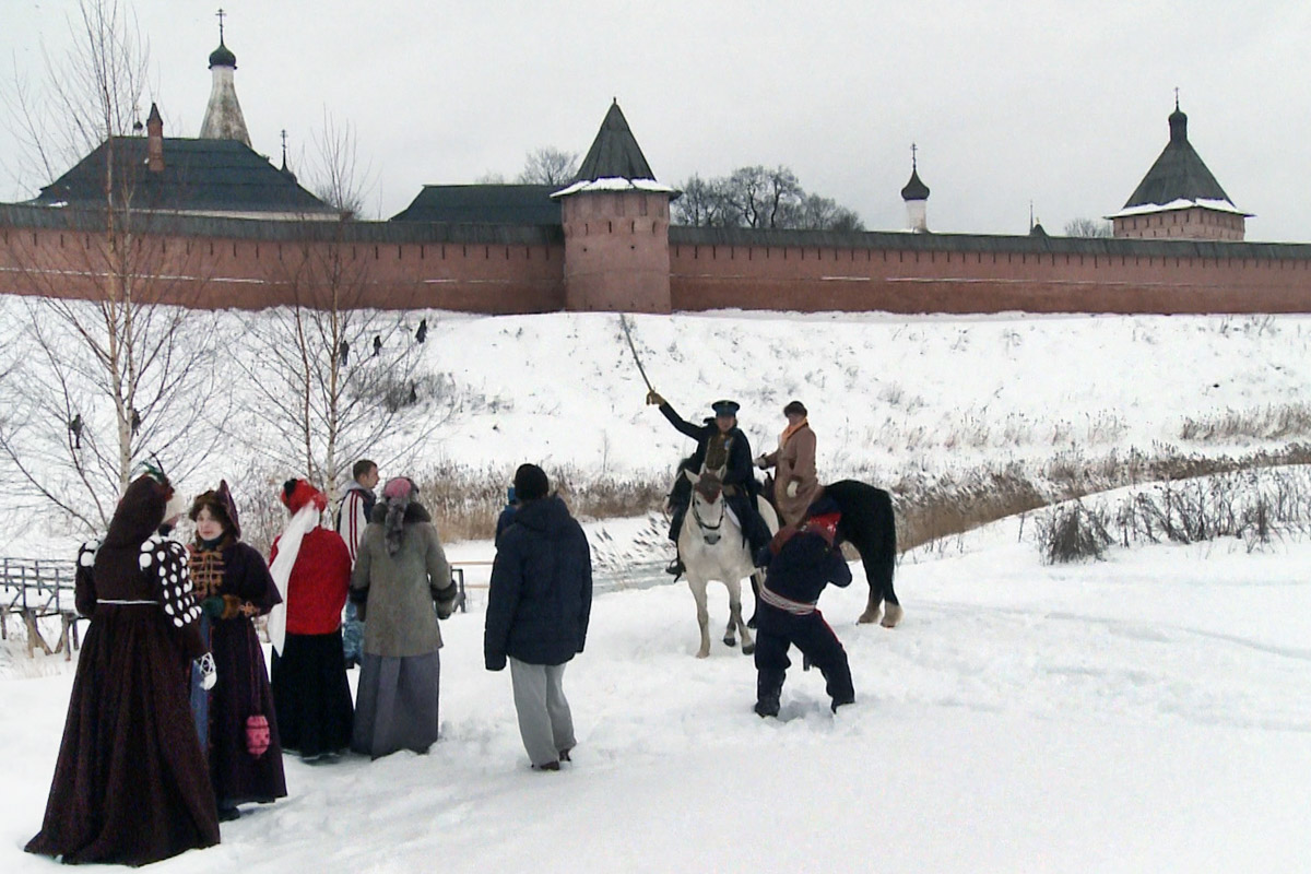 На носу у Суздаля еще одна весомая дата — 60 лет работы в кино. Дебютировал он в 1964 году сразу с тремя шедеврами. О том, как провинциальный город стал одной из крупнейших съемочных площадок, решила рассказать команда из Москвы. Ребята создали документальный фильм и поделились подробностями о нем с нашим изданием.