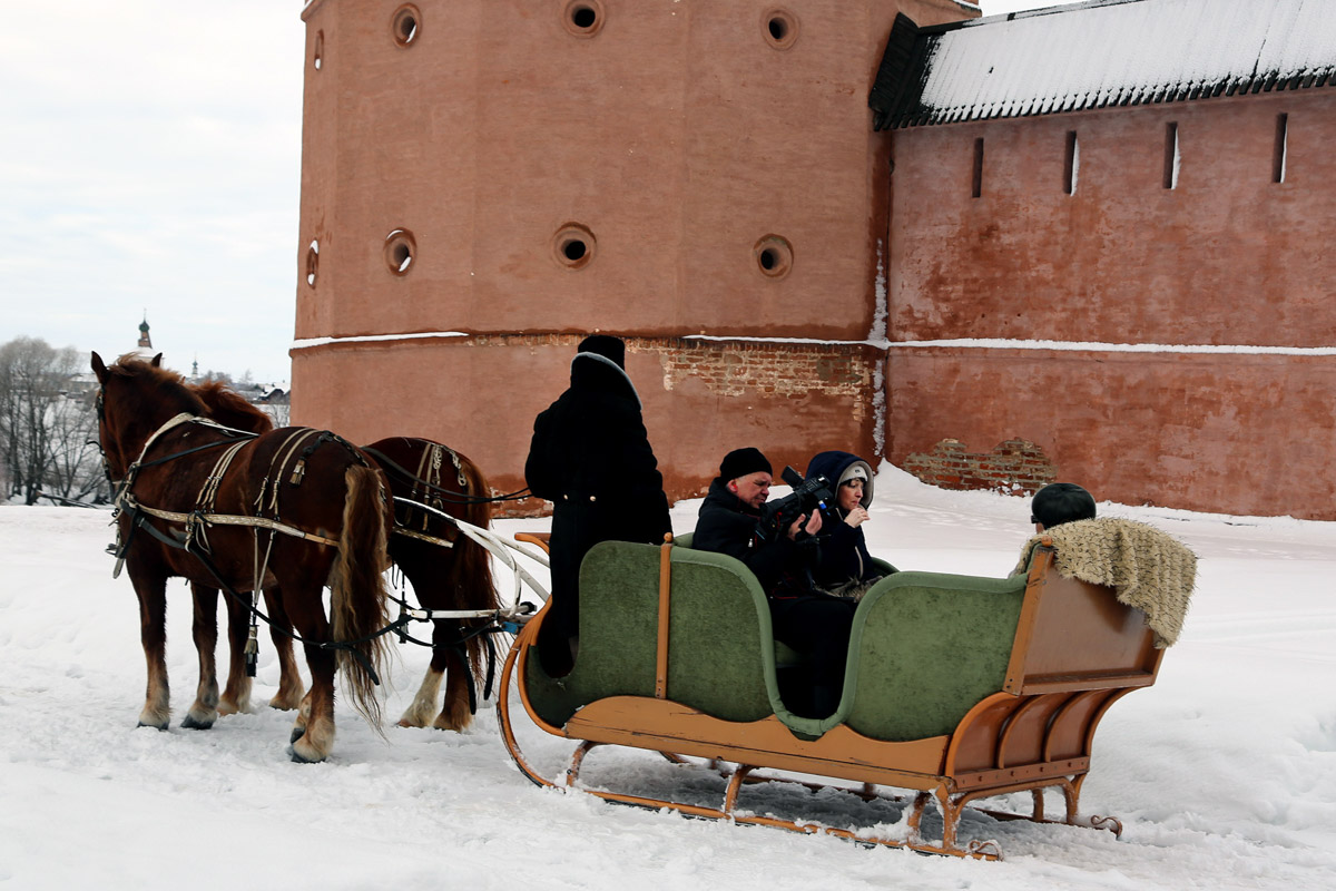 На носу у Суздаля еще одна весомая дата — 60 лет работы в кино. Дебютировал он в 1964 году сразу с тремя шедеврами. О том, как провинциальный город стал одной из крупнейших съемочных площадок, решила рассказать команда из Москвы. Ребята создали документальный фильм и поделились подробностями о нем с нашим изданием.
