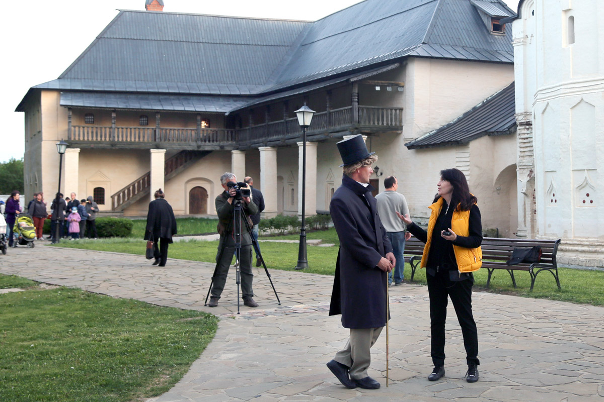 На носу у Суздаля еще одна весомая дата — 60 лет работы в кино. Дебютировал он в 1964 году сразу с тремя шедеврами. О том, как провинциальный город стал одной из крупнейших съемочных площадок, решила рассказать команда из Москвы. Ребята создали документальный фильм и поделились подробностями о нем с нашим изданием.