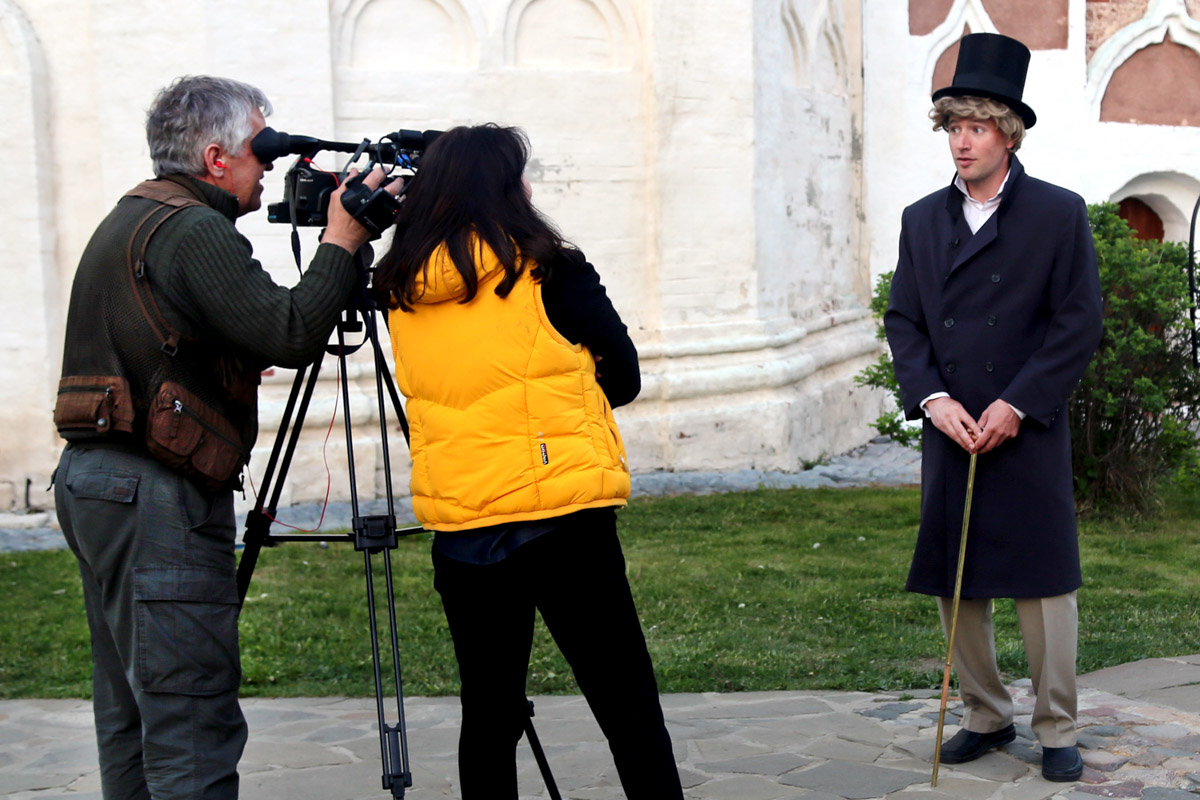 На носу у Суздаля еще одна весомая дата — 60 лет работы в кино. Дебютировал он в 1964 году сразу с тремя шедеврами. О том, как провинциальный город стал одной из крупнейших съемочных площадок, решила рассказать команда из Москвы. Ребята создали документальный фильм и поделились подробностями о нем с нашим изданием.
