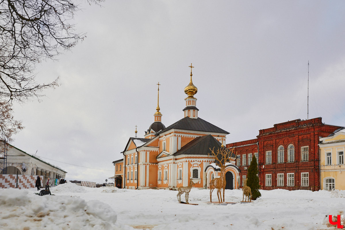 На носу у Суздаля еще одна весомая дата — 60 лет работы в кино. Дебютировал он в 1964 году сразу с тремя шедеврами. О том, как провинциальный город стал одной из крупнейших съемочных площадок, решила рассказать команда из Москвы. Ребята создали документальный фильм и поделились подробностями о нем с нашим изданием.
