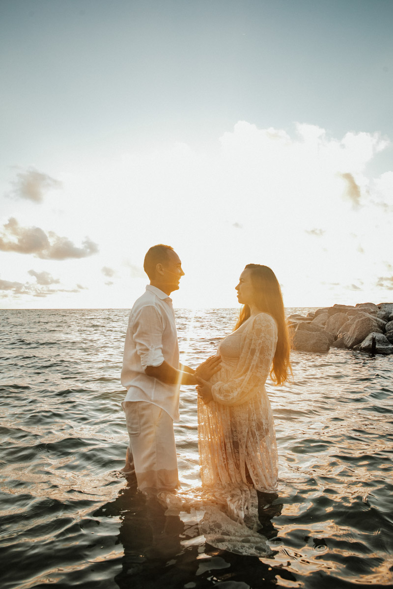 Владимирские тревел-блогеры Никита и Юлия Красновы, переехавшие в США в 2021 году, недавно стали родителями. Как протекают месяцы ожидания и в каких условиях ребенок появляется на свет в стране за океаном? Об этом мы побеседовали с новоиспеченной молодой мамой.