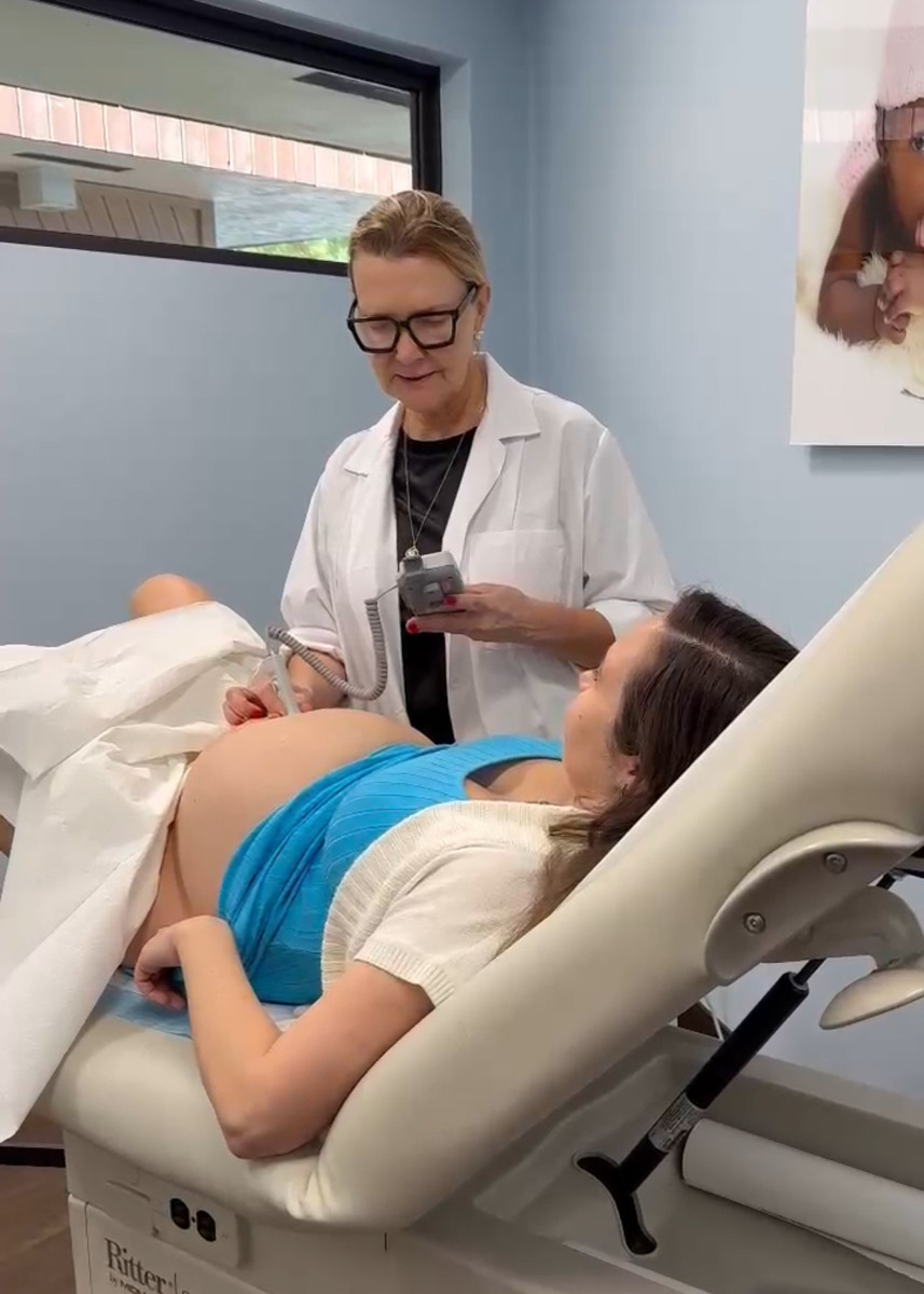 Владимирские тревел-блогеры Никита и Юлия Красновы, переехавшие в США в 2021 году, недавно стали родителями. Как протекают месяцы ожидания и в каких условиях ребенок появляется на свет в стране за океаном? Об этом мы побеседовали с новоиспеченной молодой мамой.