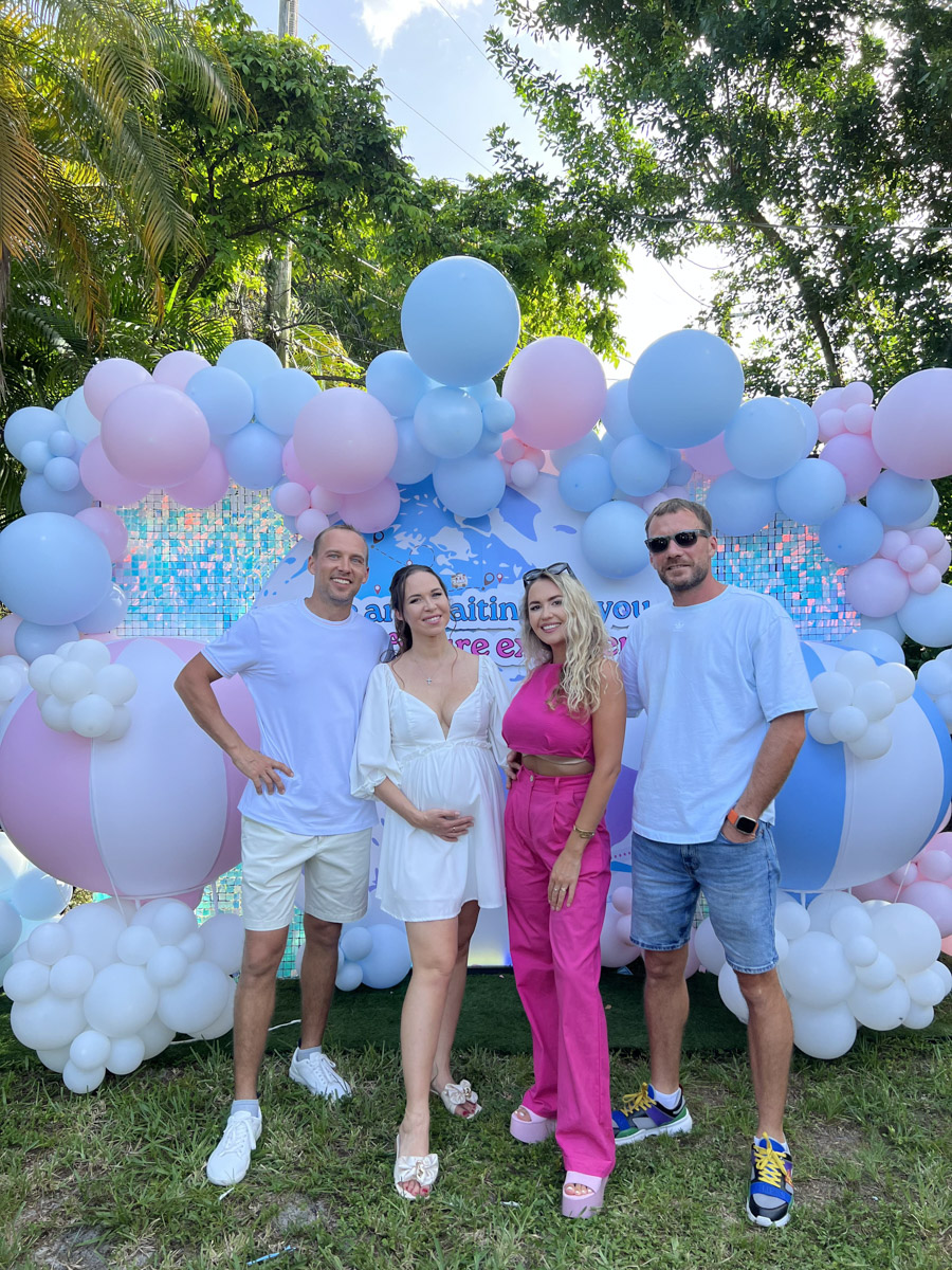 Владимирские тревел-блогеры Никита и Юлия Красновы, переехавшие в США в 2021 году, недавно стали родителями. Как протекают месяцы ожидания и в каких условиях ребенок появляется на свет в стране за океаном? Об этом мы побеседовали с новоиспеченной молодой мамой.