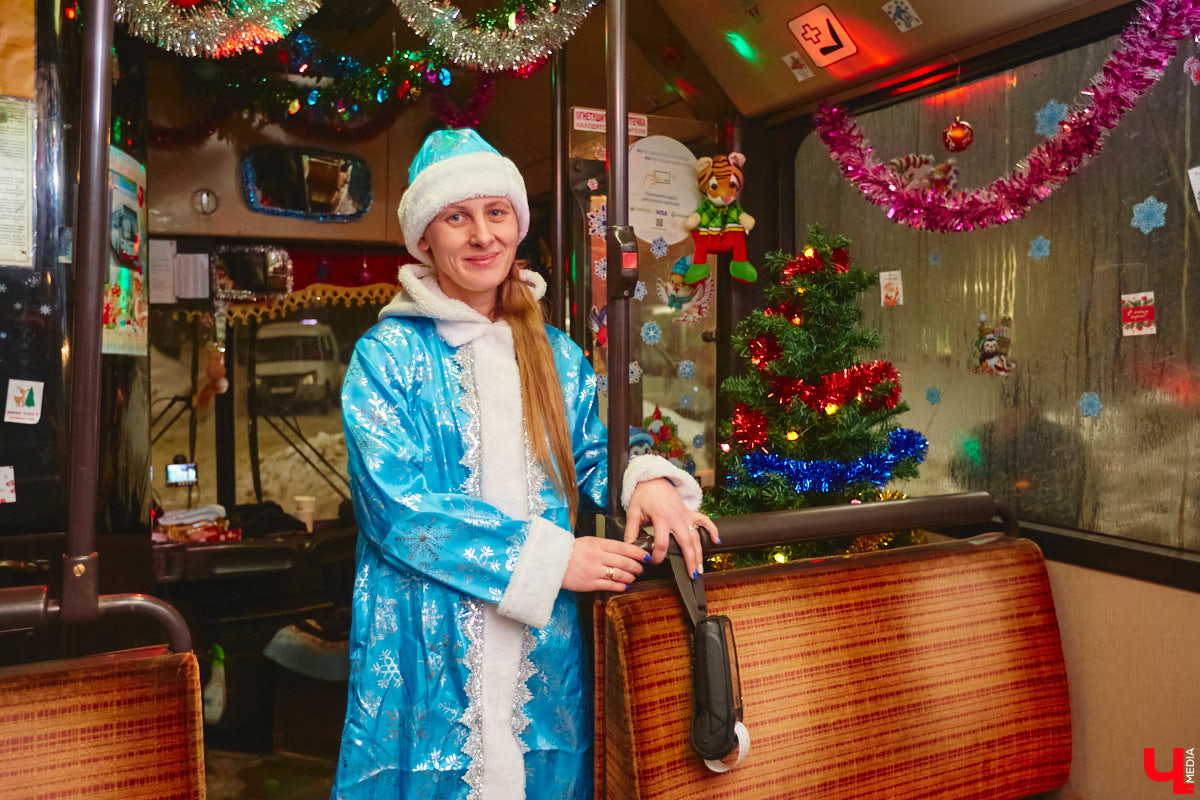 Наконец-то в рейс вышел автобус с Дедом Морозом и Снегурочкой. Прокатиться в компании новогодних героев можно будет до 31 декабря. А уже ближе к бою курантов движение в центре города ограничат.