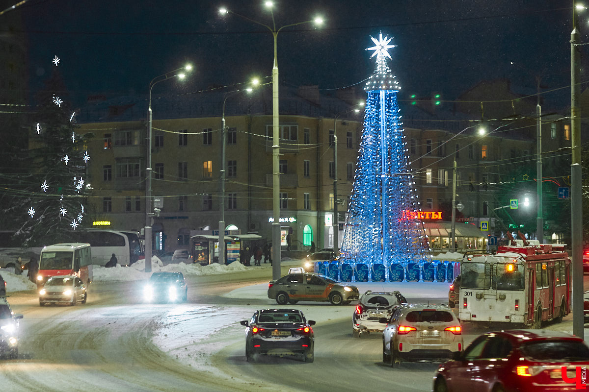 Наконец-то в рейс вышел автобус с Дедом Морозом и Снегурочкой. Прокатиться в компании новогодних героев можно будет до 31 декабря. А уже ближе к бою курантов движение в центре города ограничат.