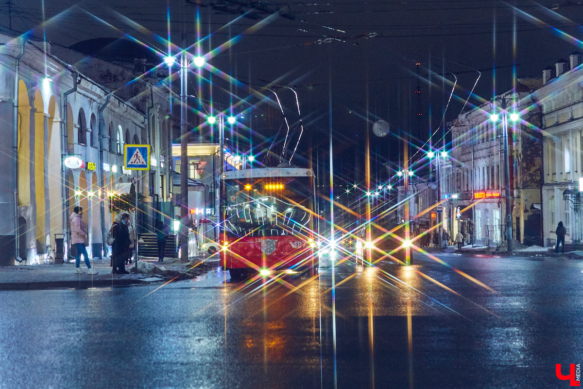 Наконец-то в рейс вышел автобус с Дедом Морозом и Снегурочкой. Прокатиться в компании новогодних героев можно будет до 31 декабря. А уже ближе к бою курантов движение в центре города ограничат.