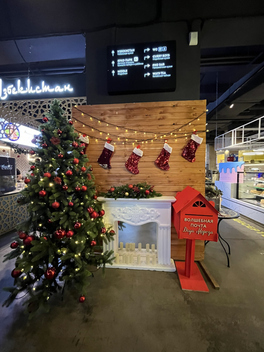 До Нового года рукой подать. Первым делом планируем поход за подарками в торговые центры. В этом году они потрясают своим ярким убранством, о котором позаботились профессиональные декораторы. Впрочем, волшебства они добавили и другим популярным владимирским локациям.