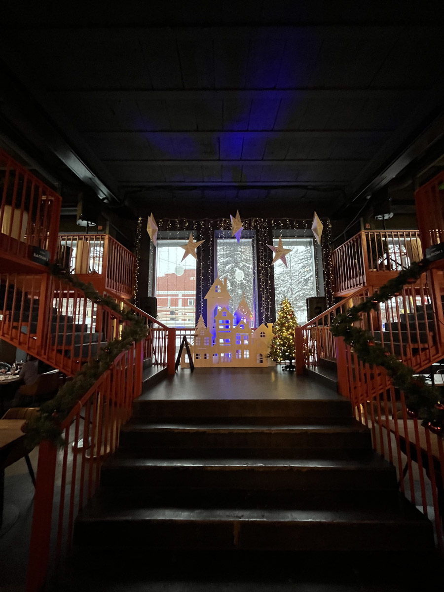 До Нового года рукой подать. Первым делом планируем поход за подарками в торговые центры. В этом году они потрясают своим ярким убранством, о котором позаботились профессиональные декораторы. Впрочем, волшебства они добавили и другим популярным владимирским локациям.