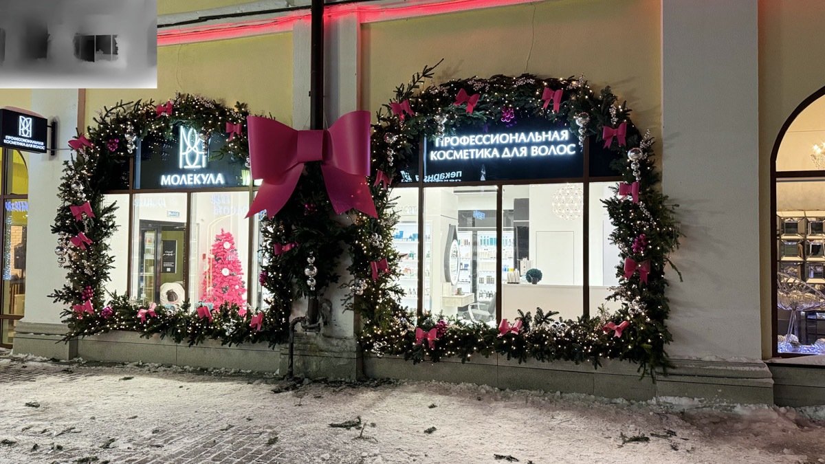 До Нового года рукой подать. Первым делом планируем поход за подарками в торговые центры. В этом году они потрясают своим ярким убранством, о котором позаботились профессиональные декораторы. Впрочем, волшебства они добавили и другим популярным владимирским локациям.