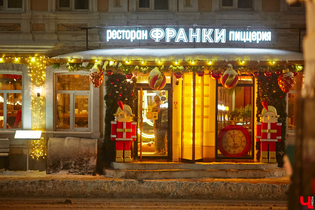 До Нового года рукой подать. Первым делом планируем поход за подарками в торговые центры. В этом году они потрясают своим ярким убранством, о котором позаботились профессиональные декораторы. Впрочем, волшебства они добавили и другим популярным владимирским локациям.