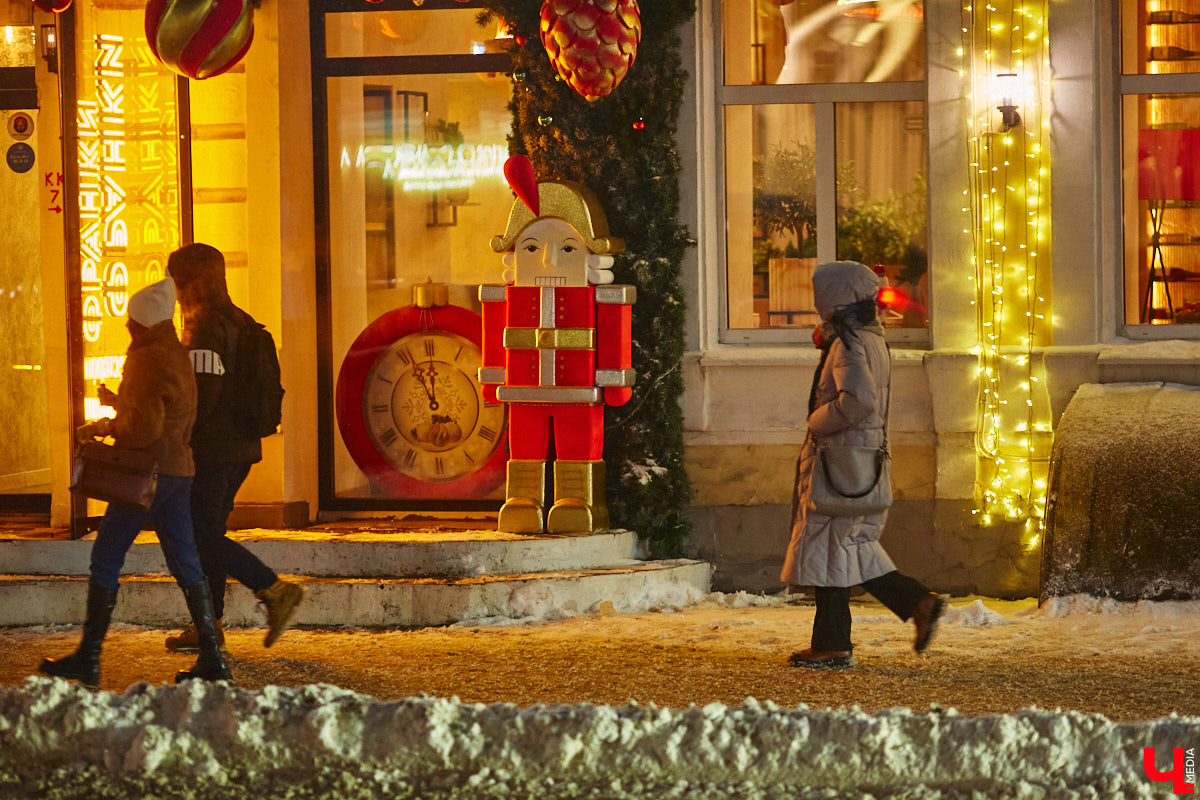 До Нового года рукой подать. Первым делом планируем поход за подарками в торговые центры. В этом году они потрясают своим ярким убранством, о котором позаботились профессиональные декораторы. Впрочем, волшебства они добавили и другим популярным владимирским локациям.