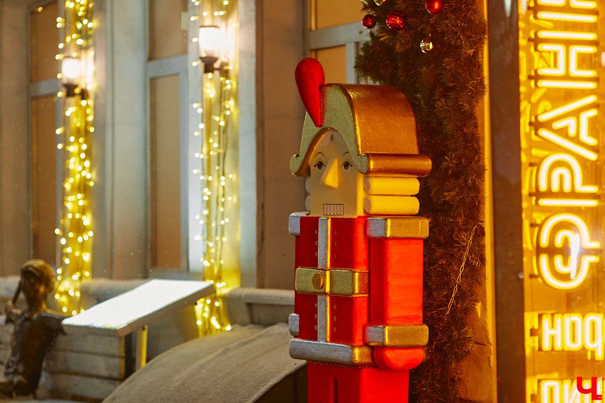 До Нового года рукой подать. Первым делом планируем поход за подарками в торговые центры. В этом году они потрясают своим ярким убранством, о котором позаботились профессиональные декораторы. Впрочем, волшебства они добавили и другим популярным владимирским локациям.