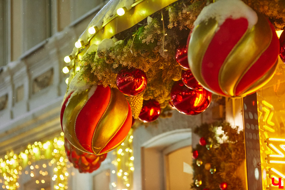 До Нового года рукой подать. Первым делом планируем поход за подарками в торговые центры. В этом году они потрясают своим ярким убранством, о котором позаботились профессиональные декораторы. Впрочем, волшебства они добавили и другим популярным владимирским локациям.