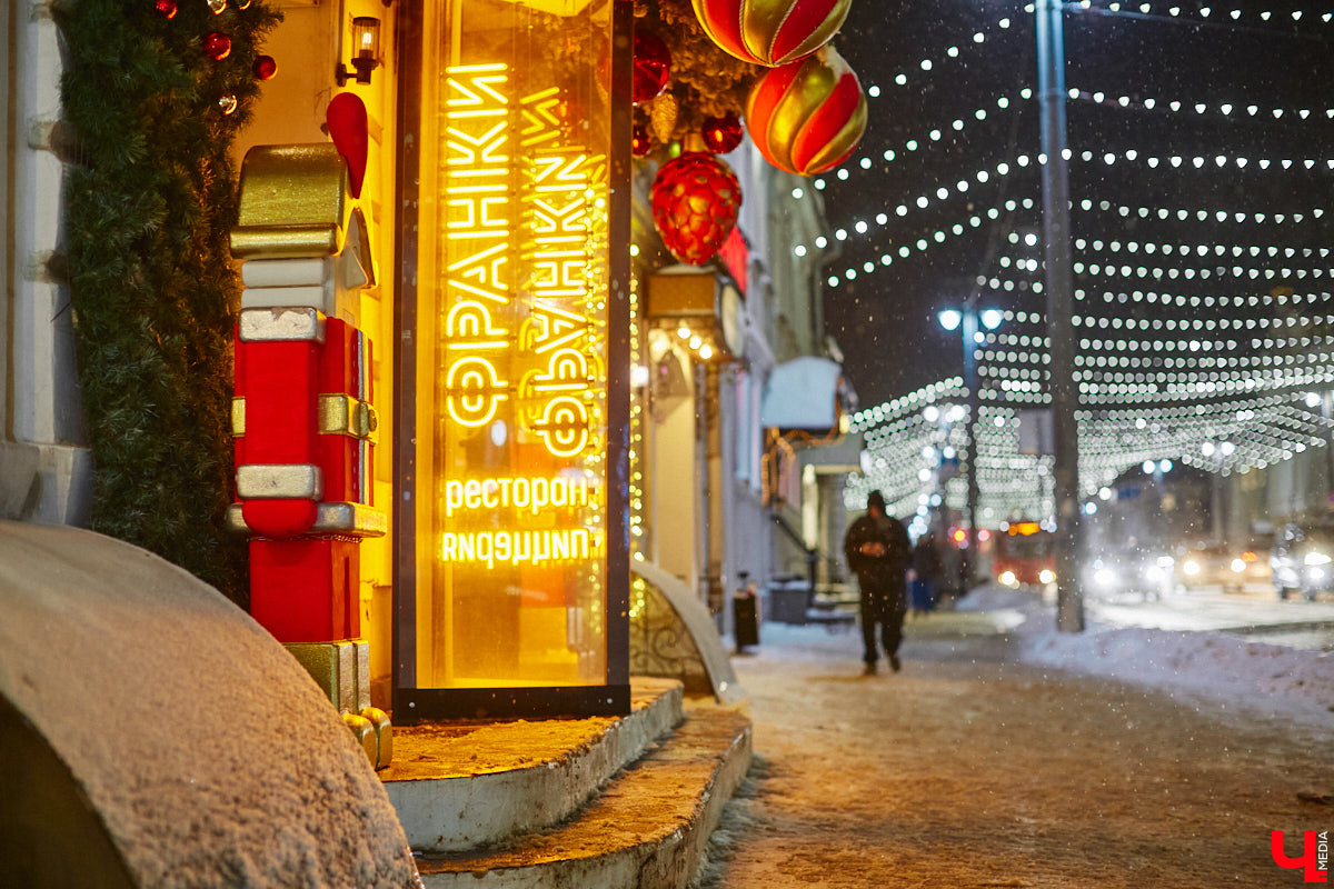 До Нового года рукой подать. Первым делом планируем поход за подарками в торговые центры. В этом году они потрясают своим ярким убранством, о котором позаботились профессиональные декораторы. Впрочем, волшебства они добавили и другим популярным владимирским локациям.