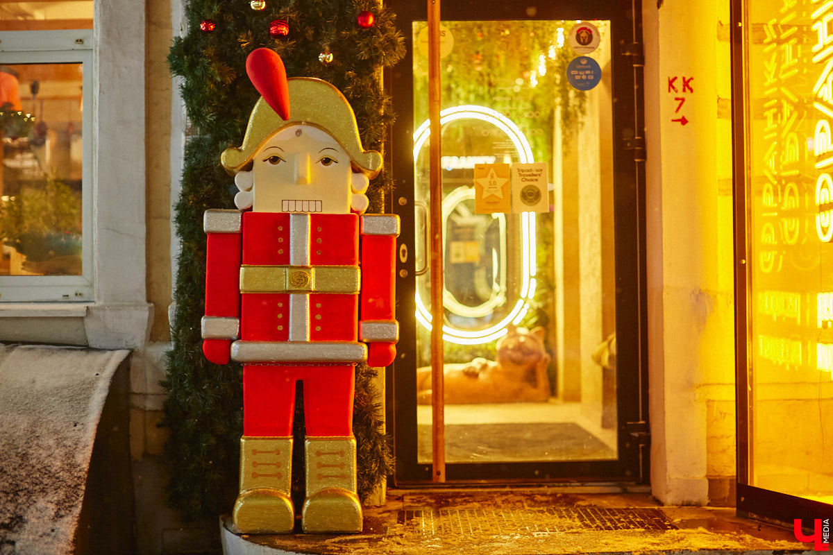 До Нового года рукой подать. Первым делом планируем поход за подарками в торговые центры. В этом году они потрясают своим ярким убранством, о котором позаботились профессиональные декораторы. Впрочем, волшебства они добавили и другим популярным владимирским локациям.