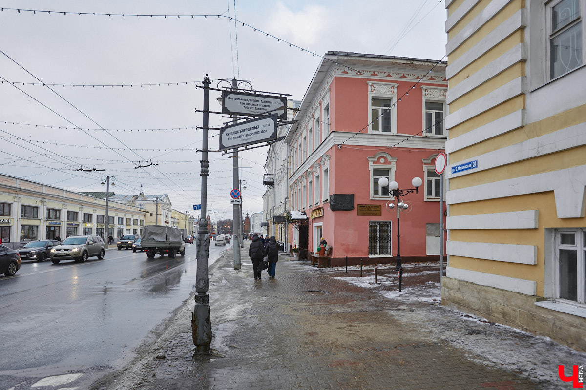 В конце XVIII века первый гражданский губернатор Пётр Лазарев задумал построить в центре несколько зданий для Приказа общественного призрения. Возведение ансамбля из главного корпуса (сейчас это дом № 24 на улице Большой Московской) и трех флигелей началось в 1789 году по проекту владимирского архитектора Алексея Вершинского. У каждого из этих объектов очень интересная история. Сегодня «Ключ-Медиа» решил уделить внимание одному из бывших флигелей Приказа общественного призрения, известного нам как дом № 26 на улице Большой Московской.