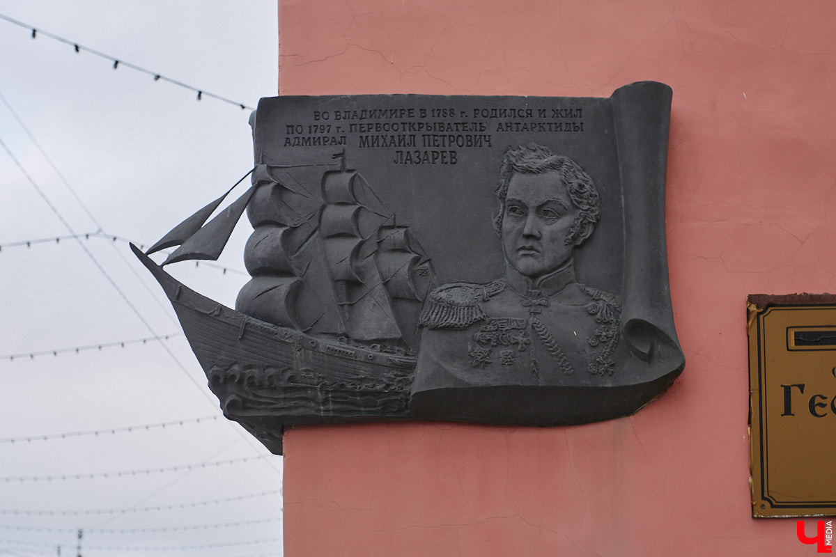 В конце XVIII века первый гражданский губернатор Пётр Лазарев задумал построить в центре несколько зданий для Приказа общественного призрения. Возведение ансамбля из главного корпуса (сейчас это дом № 24 на улице Большой Московской) и трех флигелей началось в 1789 году по проекту владимирского архитектора Алексея Вершинского. У каждого из этих объектов очень интересная история. Сегодня «Ключ-Медиа» решил уделить внимание одному из бывших флигелей Приказа общественного призрения, известного нам как дом № 26 на улице Большой Московской.