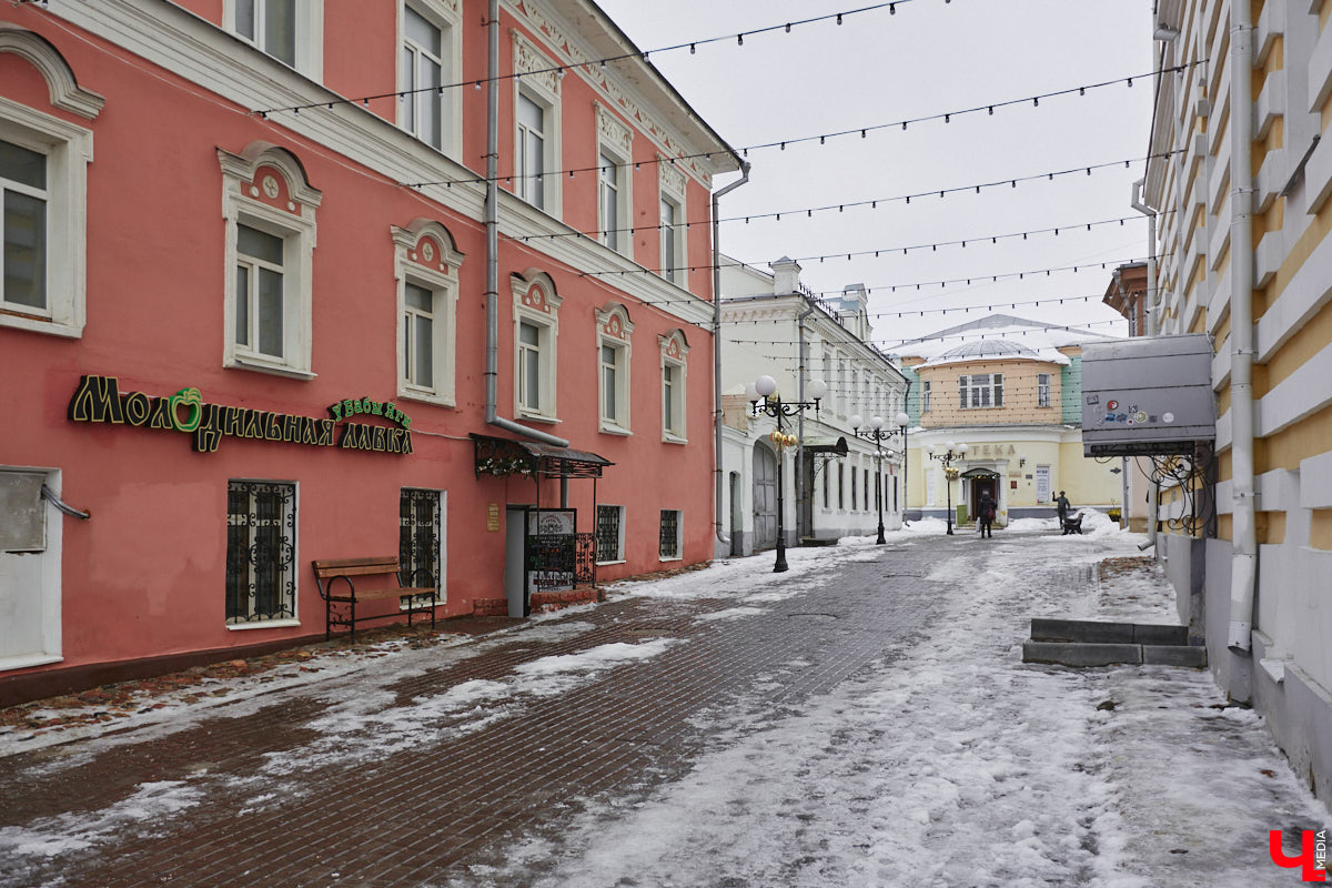В конце XVIII века первый гражданский губернатор Пётр Лазарев задумал построить в центре несколько зданий для Приказа общественного призрения. Возведение ансамбля из главного корпуса (сейчас это дом № 24 на улице Большой Московской) и трех флигелей началось в 1789 году по проекту владимирского архитектора Алексея Вершинского. У каждого из этих объектов очень интересная история. Сегодня «Ключ-Медиа» решил уделить внимание одному из бывших флигелей Приказа общественного призрения, известного нам как дом № 26 на улице Большой Московской.