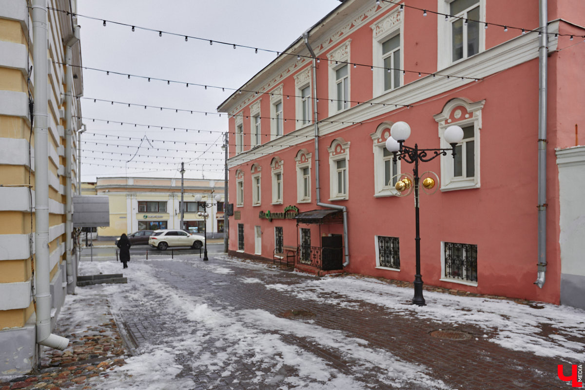 В конце XVIII века первый гражданский губернатор Пётр Лазарев задумал построить в центре несколько зданий для Приказа общественного призрения. Возведение ансамбля из главного корпуса (сейчас это дом № 24 на улице Большой Московской) и трех флигелей началось в 1789 году по проекту владимирского архитектора Алексея Вершинского. У каждого из этих объектов очень интересная история. Сегодня «Ключ-Медиа» решил уделить внимание одному из бывших флигелей Приказа общественного призрения, известного нам как дом № 26 на улице Большой Московской.