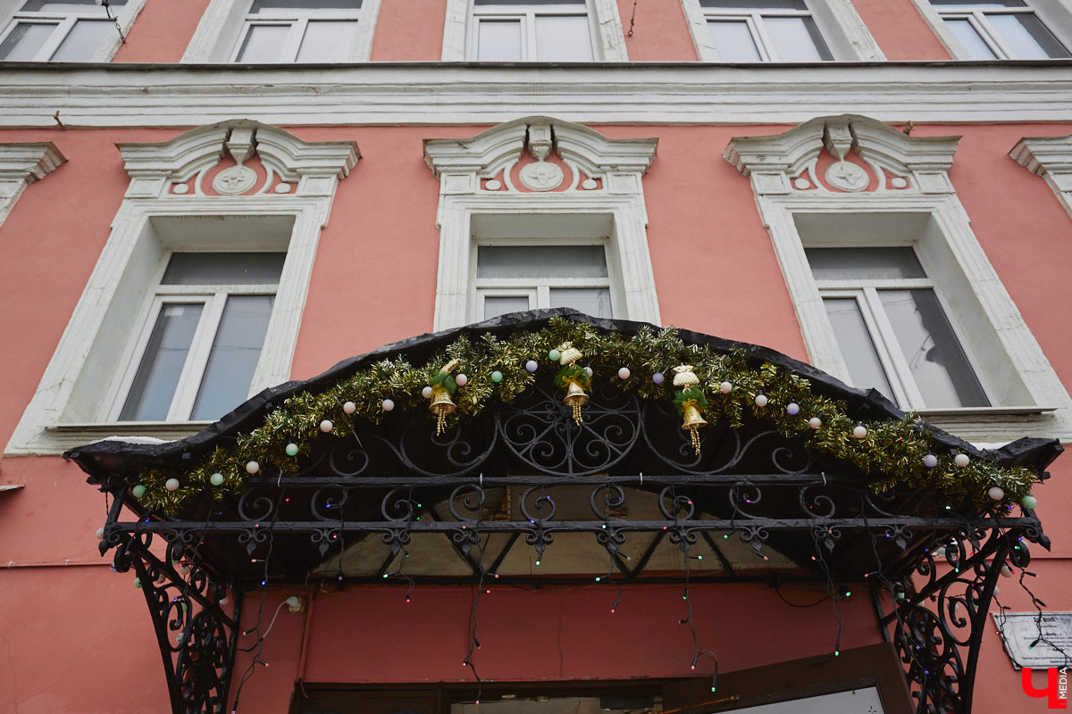 В конце XVIII века первый гражданский губернатор Пётр Лазарев задумал построить в центре несколько зданий для Приказа общественного призрения. Возведение ансамбля из главного корпуса (сейчас это дом № 24 на улице Большой Московской) и трех флигелей началось в 1789 году по проекту владимирского архитектора Алексея Вершинского. У каждого из этих объектов очень интересная история. Сегодня «Ключ-Медиа» решил уделить внимание одному из бывших флигелей Приказа общественного призрения, известного нам как дом № 26 на улице Большой Московской.