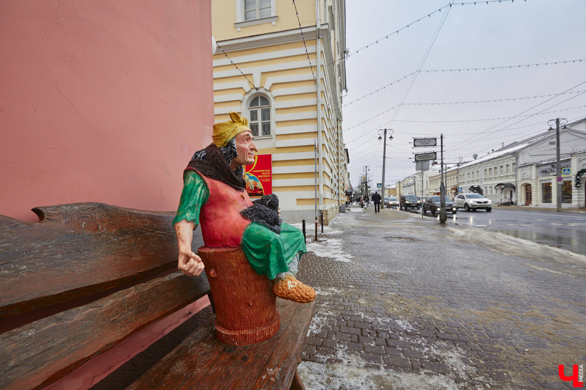 В конце XVIII века первый гражданский губернатор Пётр Лазарев задумал построить в центре несколько зданий для Приказа общественного призрения. Возведение ансамбля из главного корпуса (сейчас это дом № 24 на улице Большой Московской) и трех флигелей началось в 1789 году по проекту владимирского архитектора Алексея Вершинского. У каждого из этих объектов очень интересная история. Сегодня «Ключ-Медиа» решил уделить внимание одному из бывших флигелей Приказа общественного призрения, известного нам как дом № 26 на улице Большой Московской.