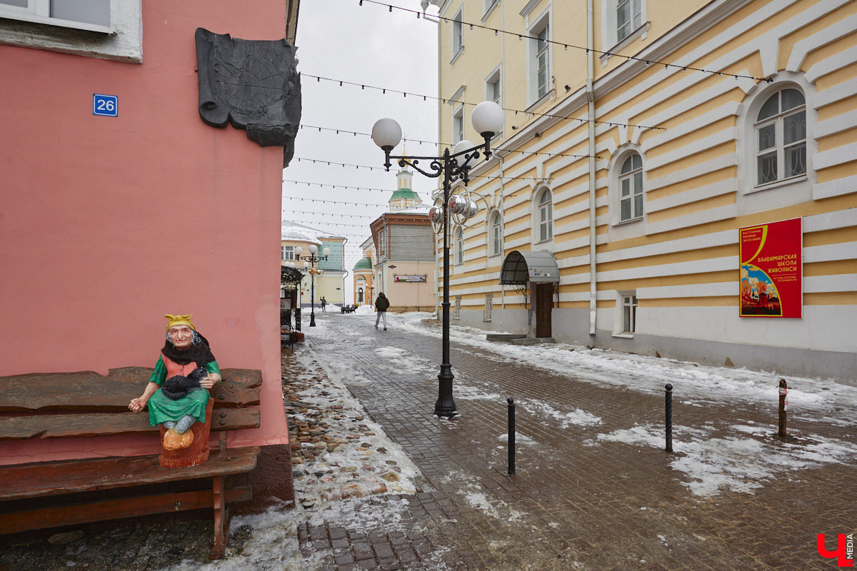 В конце XVIII века первый гражданский губернатор Пётр Лазарев задумал построить в центре несколько зданий для Приказа общественного призрения. Возведение ансамбля из главного корпуса (сейчас это дом № 24 на улице Большой Московской) и трех флигелей началось в 1789 году по проекту владимирского архитектора Алексея Вершинского. У каждого из этих объектов очень интересная история. Сегодня «Ключ-Медиа» решил уделить внимание одному из бывших флигелей Приказа общественного призрения, известного нам как дом № 26 на улице Большой Московской.