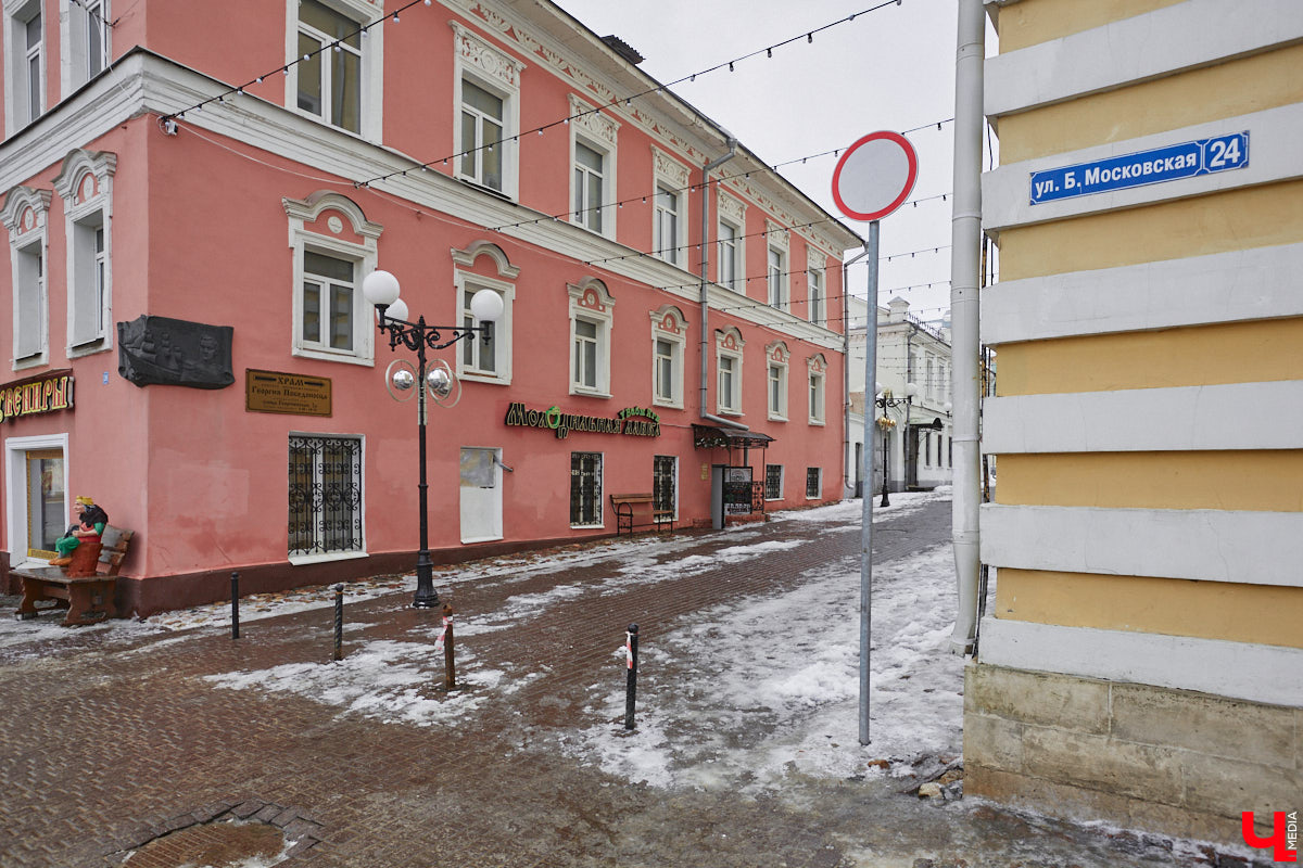 В конце XVIII века первый гражданский губернатор Пётр Лазарев задумал построить в центре несколько зданий для Приказа общественного призрения. Возведение ансамбля из главного корпуса (сейчас это дом № 24 на улице Большой Московской) и трех флигелей началось в 1789 году по проекту владимирского архитектора Алексея Вершинского. У каждого из этих объектов очень интересная история. Сегодня «Ключ-Медиа» решил уделить внимание одному из бывших флигелей Приказа общественного призрения, известного нам как дом № 26 на улице Большой Московской.