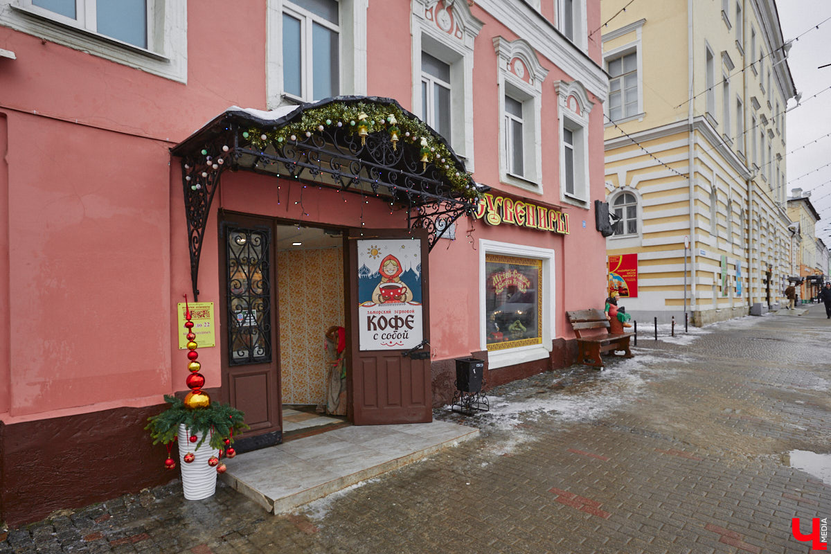 В конце XVIII века первый гражданский губернатор Пётр Лазарев задумал построить в центре несколько зданий для Приказа общественного призрения. Возведение ансамбля из главного корпуса (сейчас это дом № 24 на улице Большой Московской) и трех флигелей началось в 1789 году по проекту владимирского архитектора Алексея Вершинского. У каждого из этих объектов очень интересная история. Сегодня «Ключ-Медиа» решил уделить внимание одному из бывших флигелей Приказа общественного призрения, известного нам как дом № 26 на улице Большой Московской.