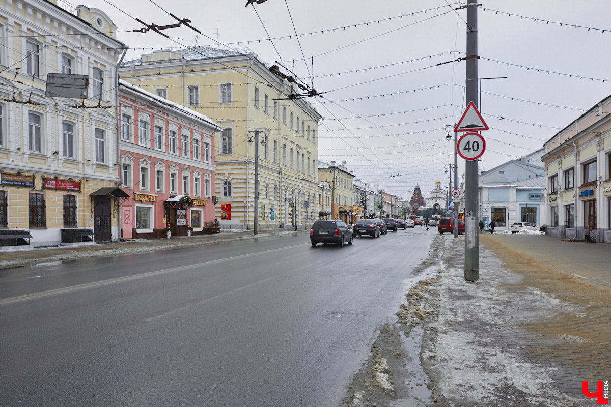 В конце XVIII века первый гражданский губернатор Пётр Лазарев задумал построить в центре несколько зданий для Приказа общественного призрения. Возведение ансамбля из главного корпуса (сейчас это дом № 24 на улице Большой Московской) и трех флигелей началось в 1789 году по проекту владимирского архитектора Алексея Вершинского. У каждого из этих объектов очень интересная история. Сегодня «Ключ-Медиа» решил уделить внимание одному из бывших флигелей Приказа общественного призрения, известного нам как дом № 26 на улице Большой Московской.