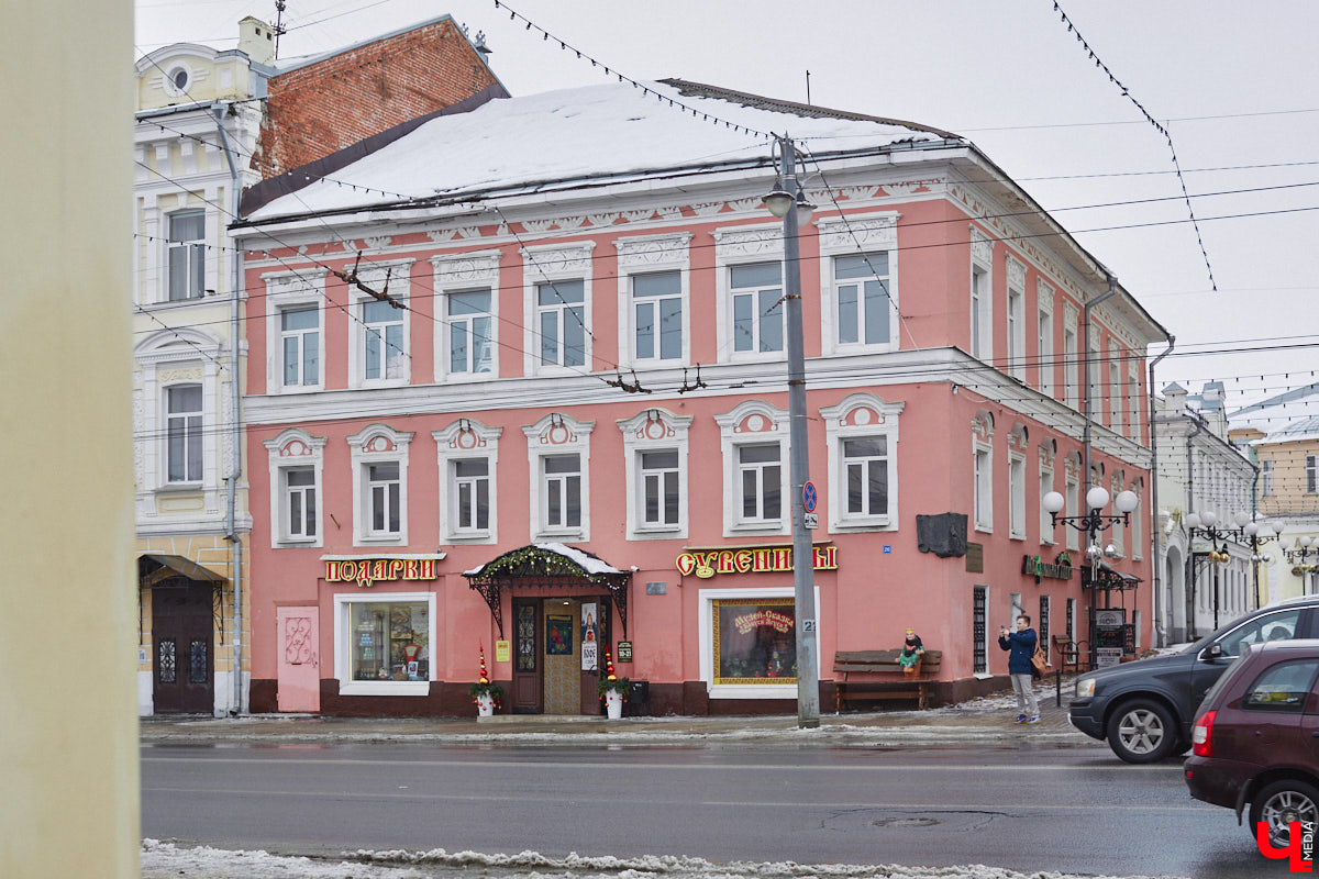 В конце XVIII века первый гражданский губернатор Пётр Лазарев задумал построить в центре несколько зданий для Приказа общественного призрения. Возведение ансамбля из главного корпуса (сейчас это дом № 24 на улице Большой Московской) и трех флигелей началось в 1789 году по проекту владимирского архитектора Алексея Вершинского. У каждого из этих объектов очень интересная история. Сегодня «Ключ-Медиа» решил уделить внимание одному из бывших флигелей Приказа общественного призрения, известного нам как дом № 26 на улице Большой Московской.